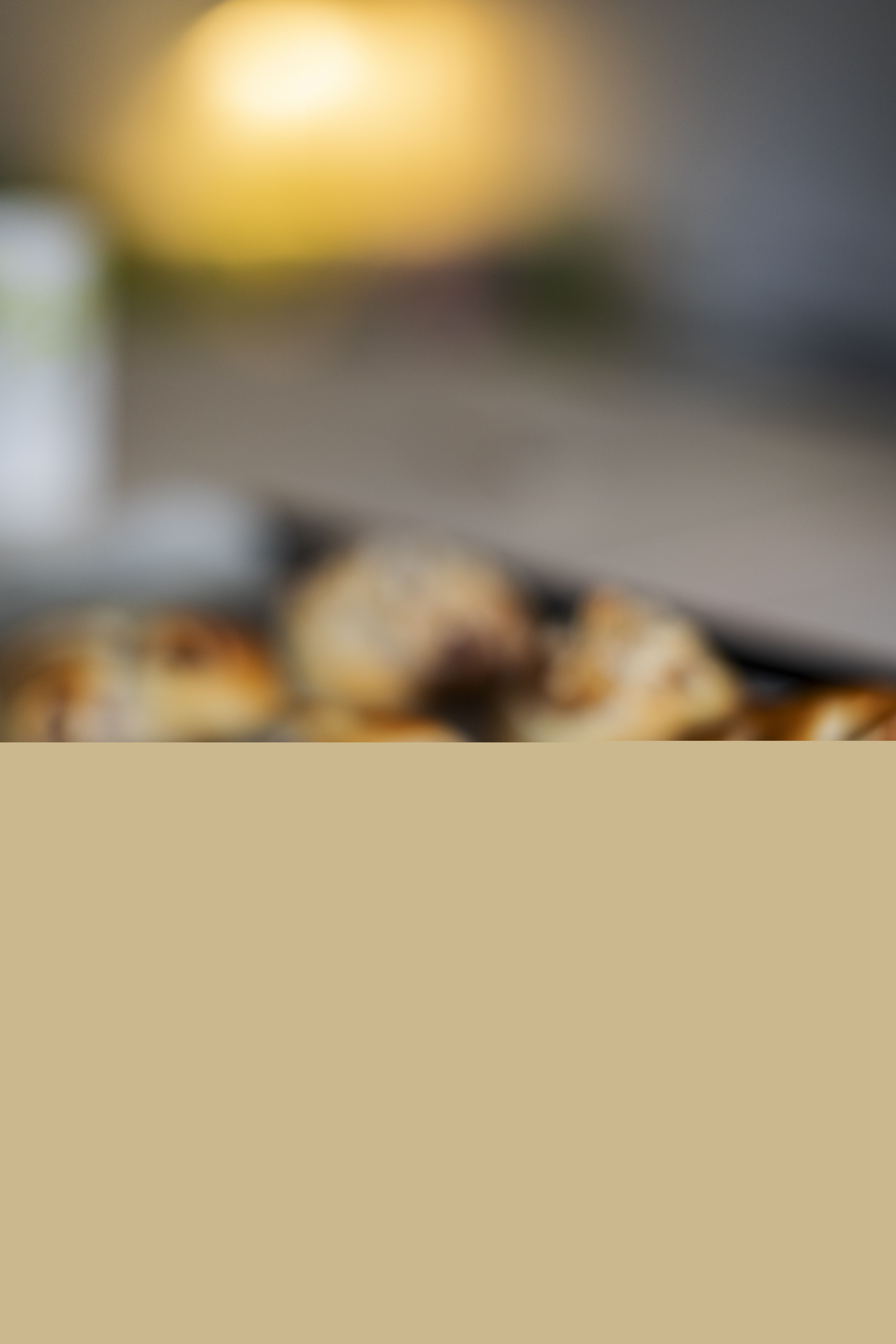 Nybakta bullar på en plåt.