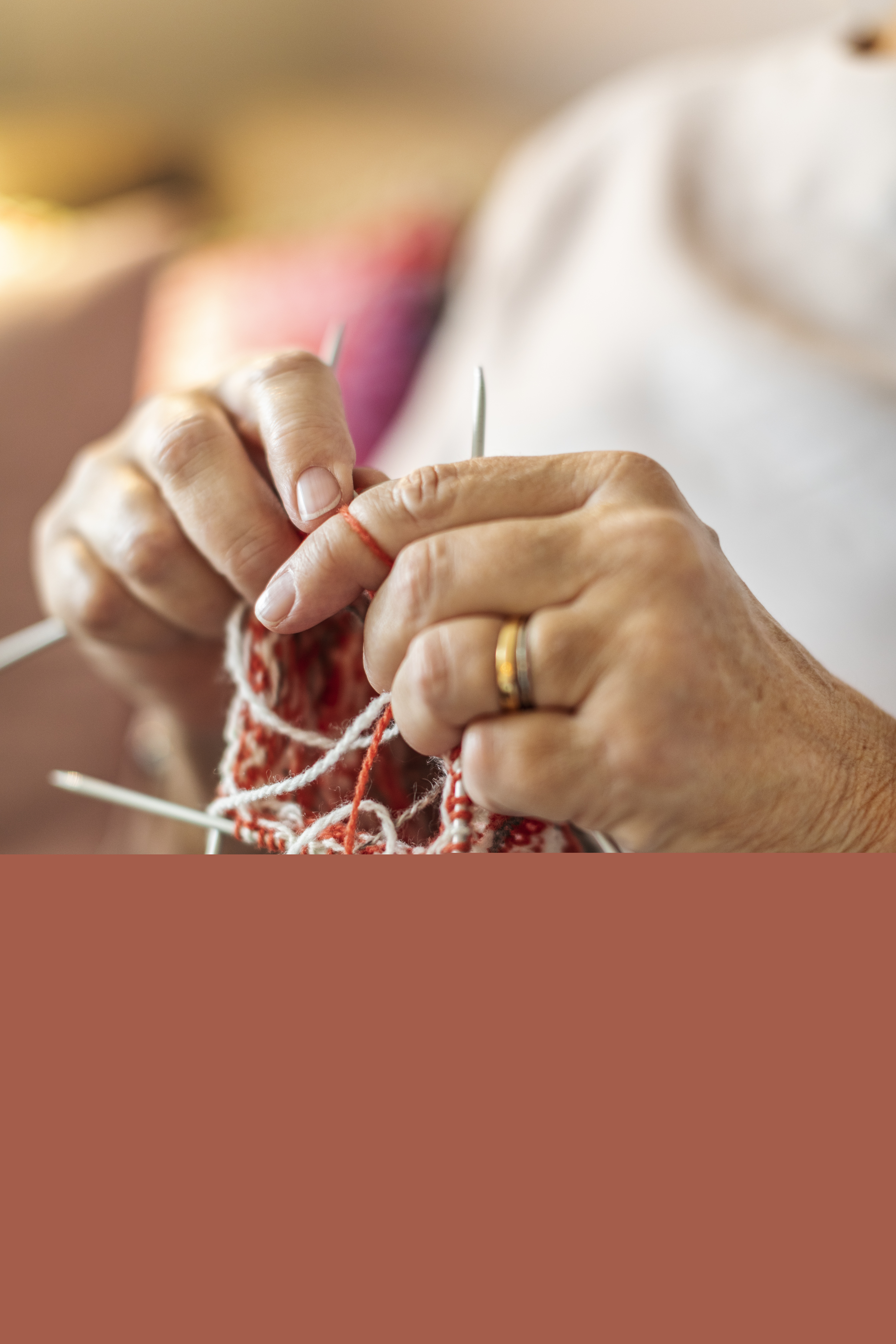 Någon sitter och stickar.