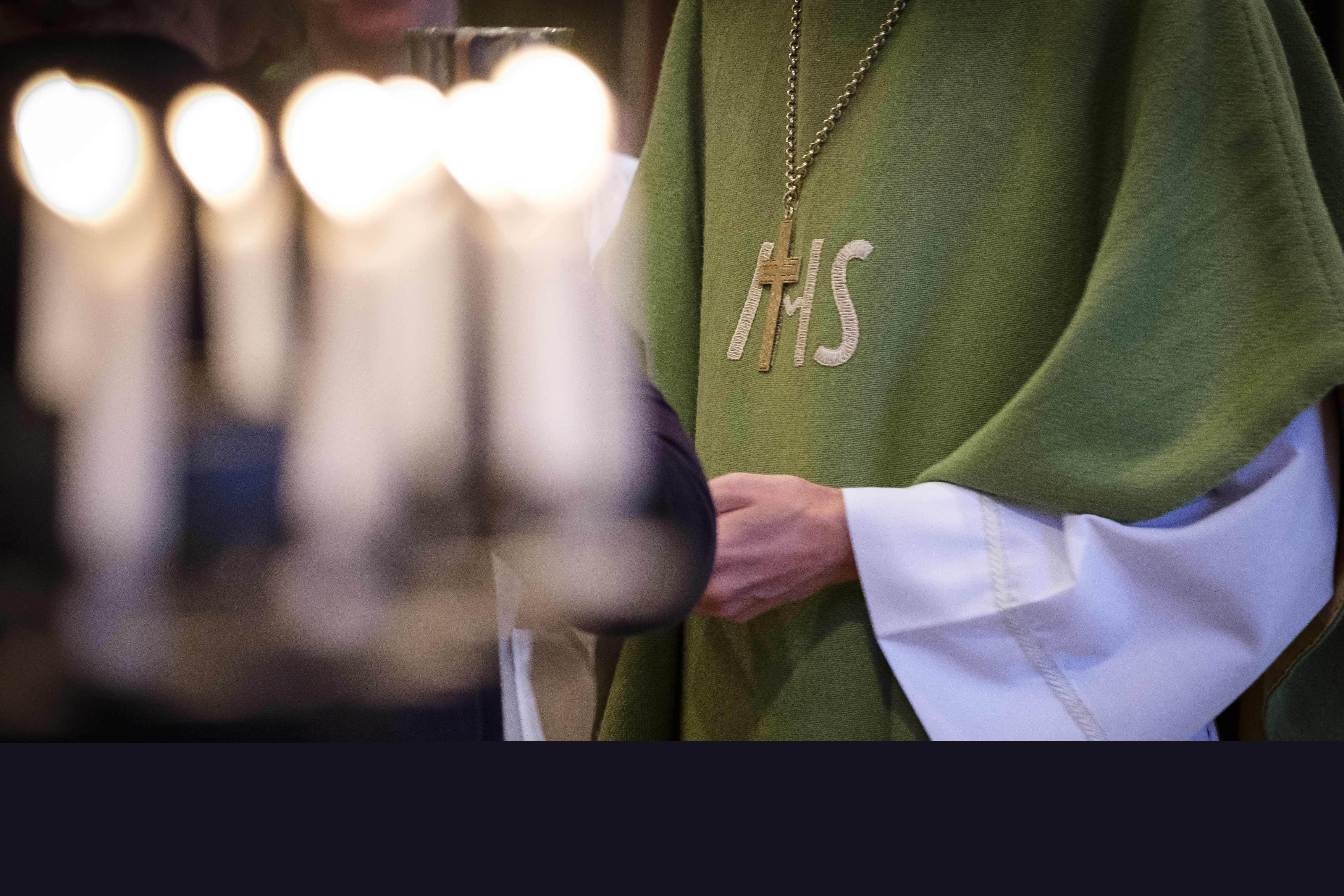 En biskop i grön kåpa.