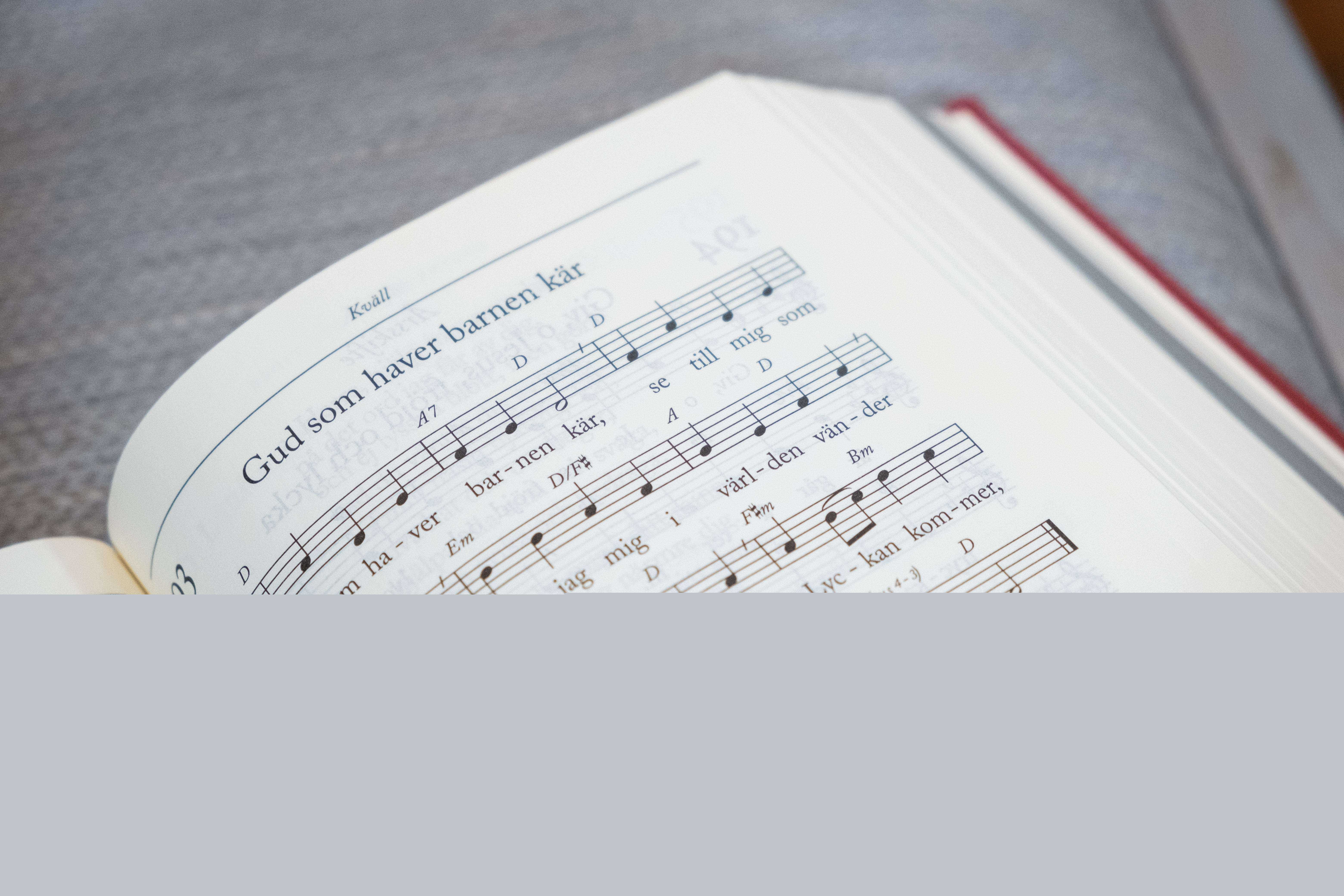 En psalmbok är uppslagen på Gud som haver barnen kär.