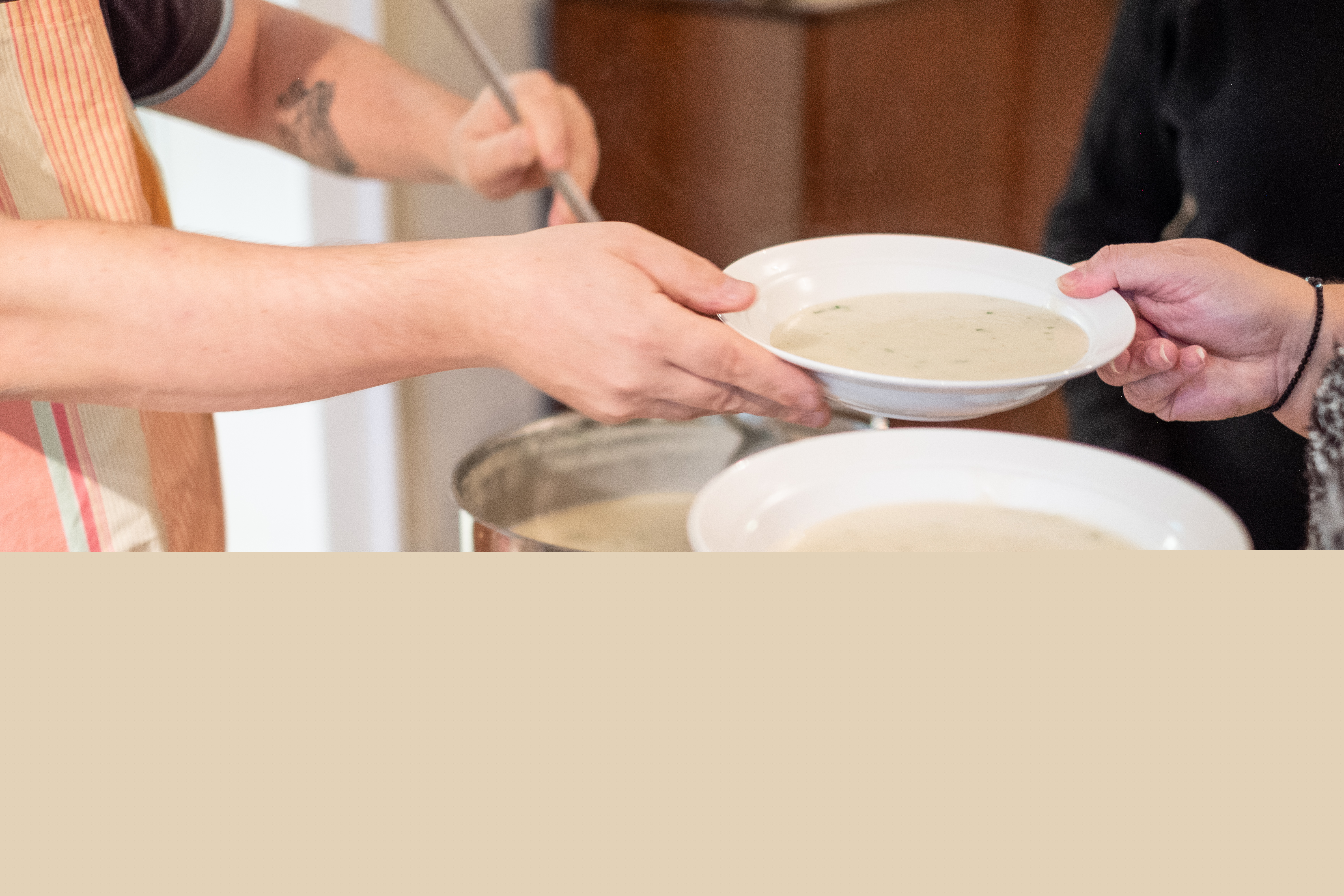 Någon står och serverar soppa.