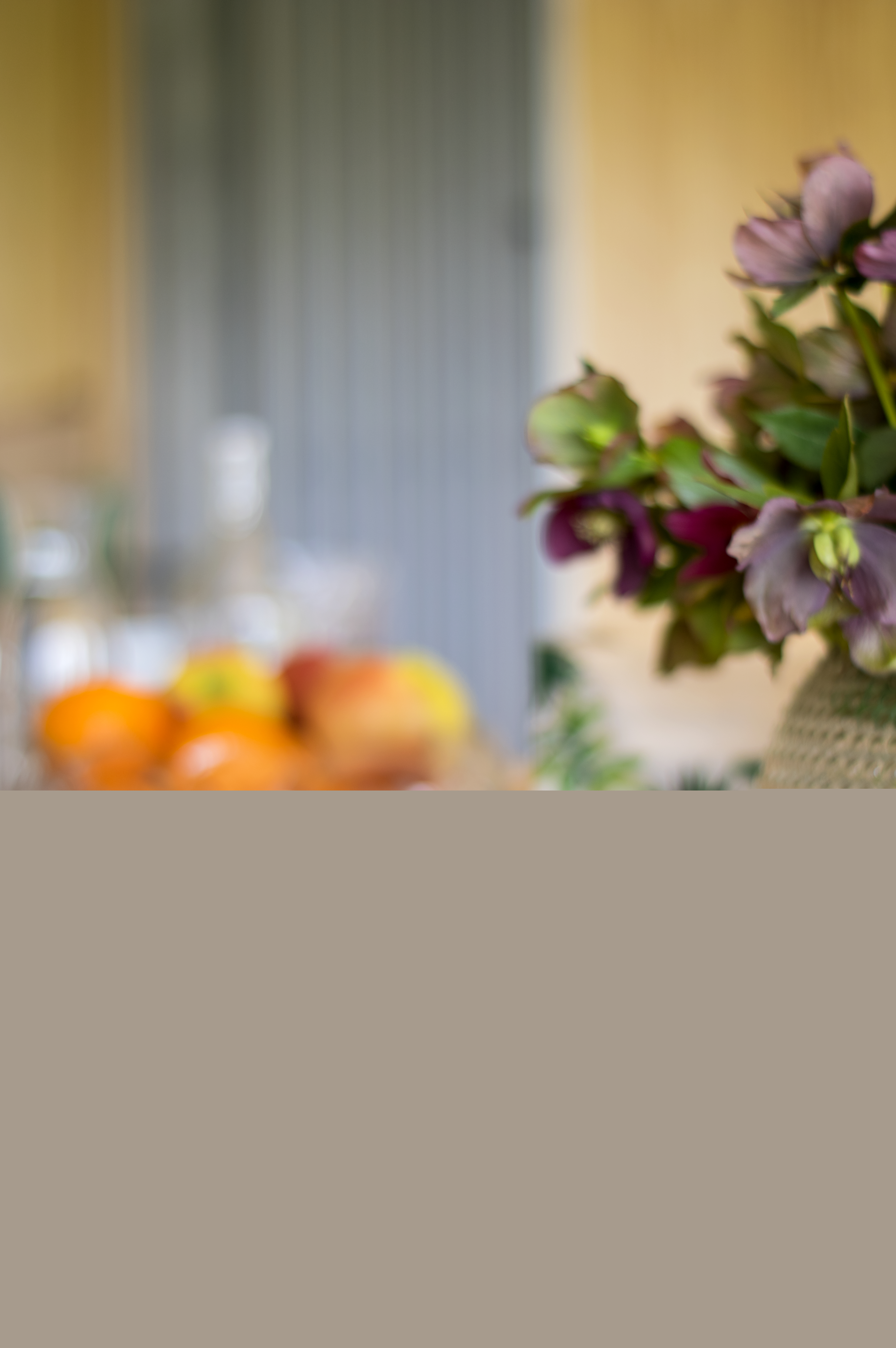 En ljusgrön prinsesstårta med en rosa ros på toppen står framdukad.