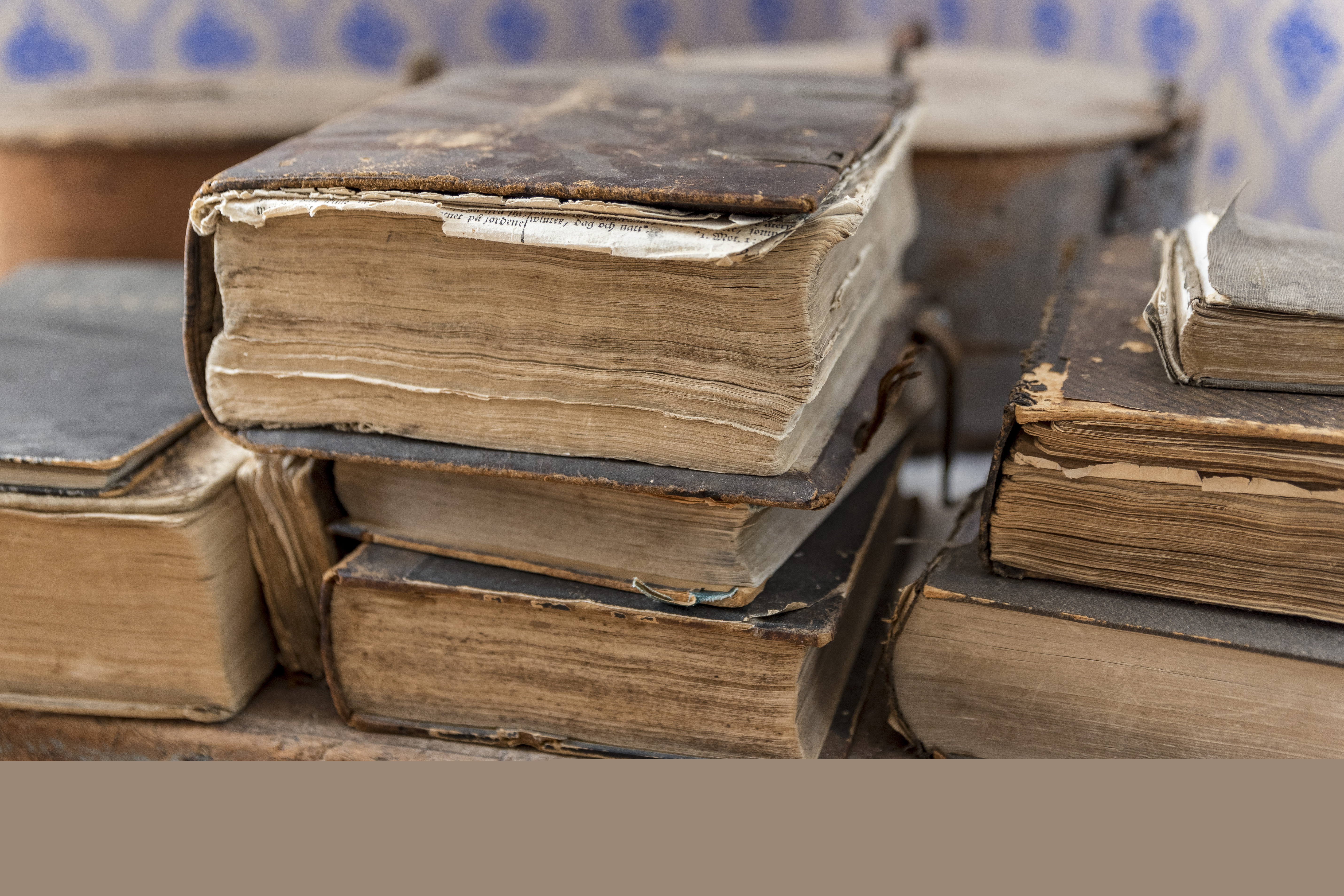 Travar av gamla böcker.
