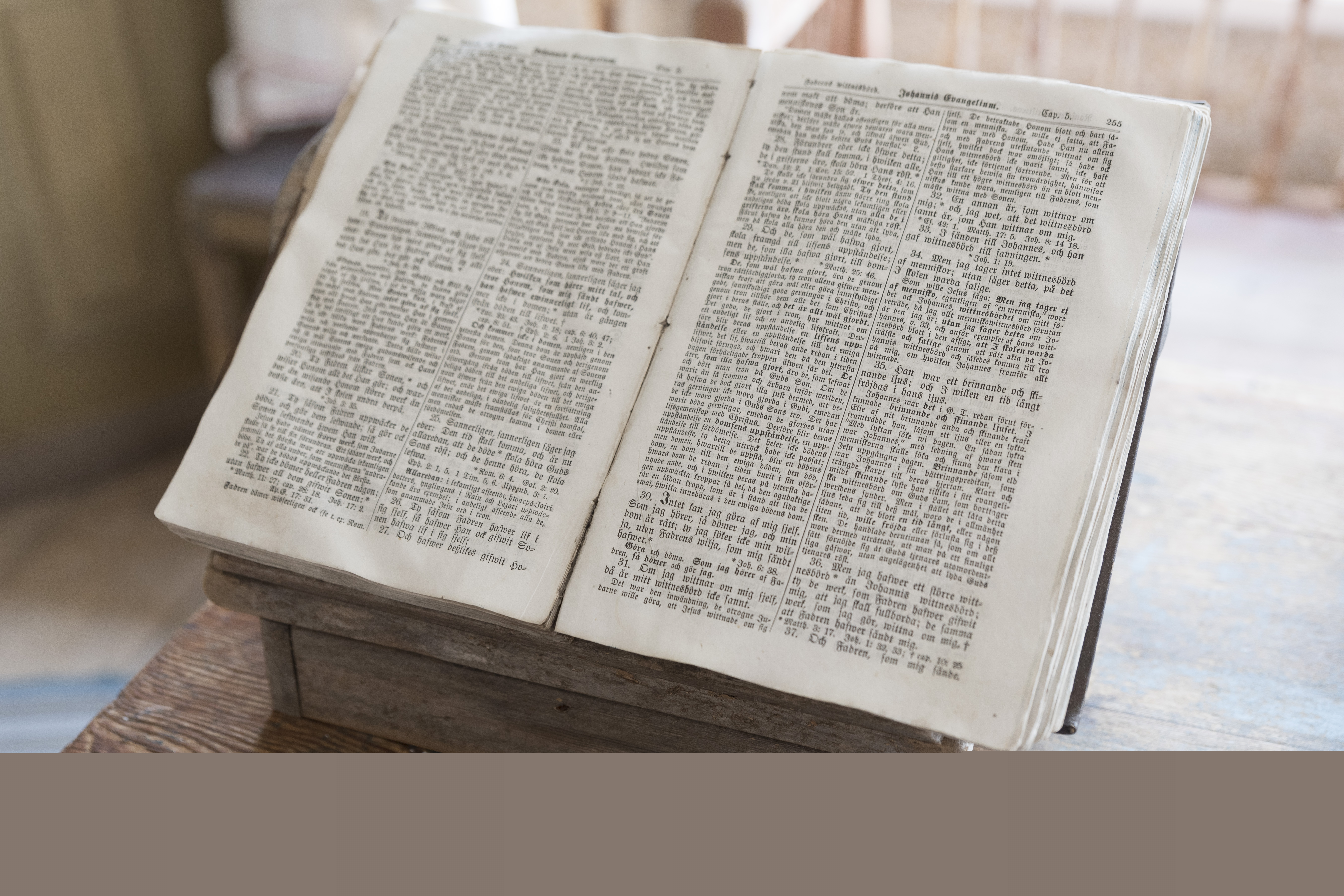 En gammal bibel ligger uppslagen på ett bord.