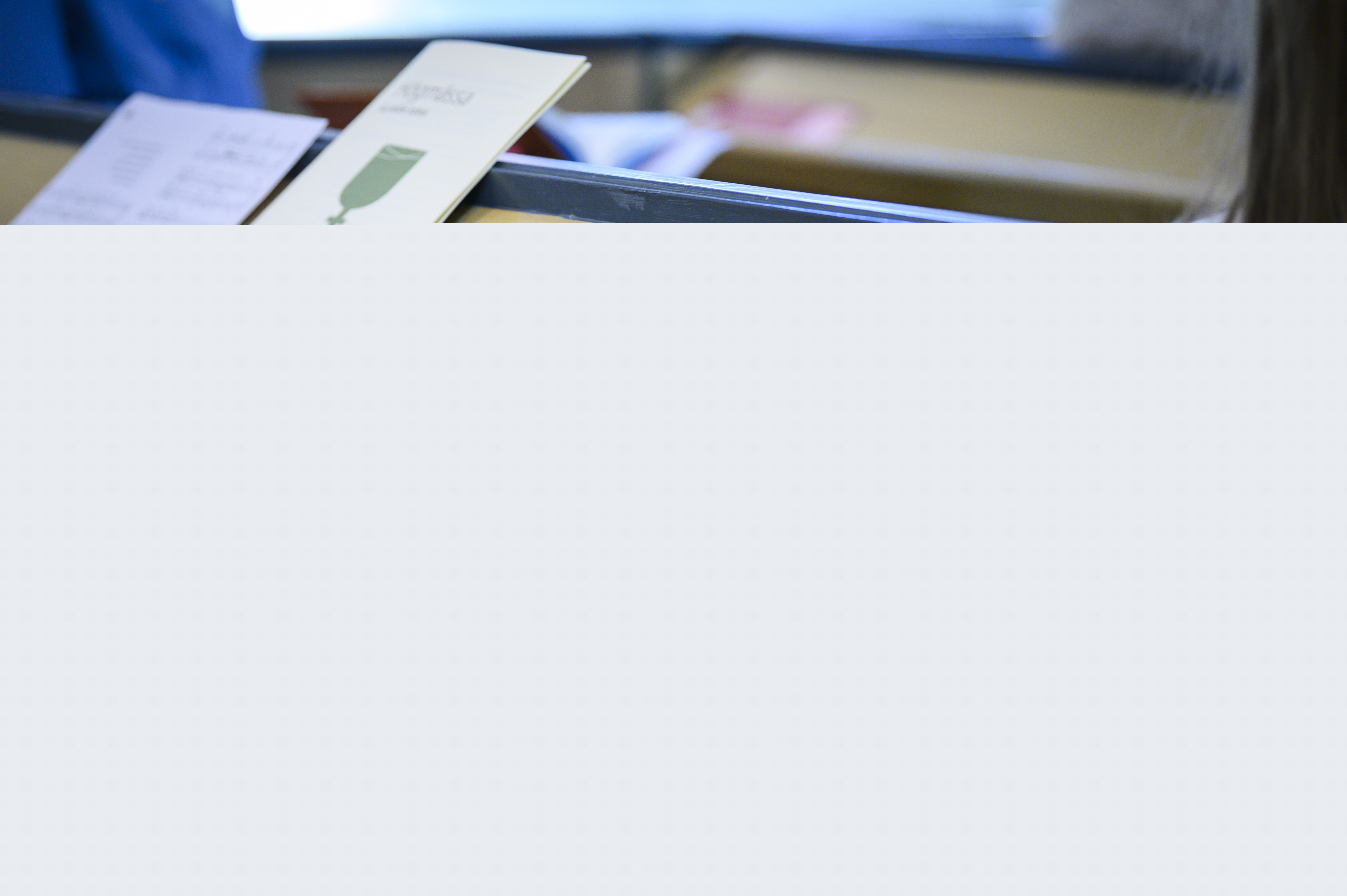 En Pippi Långstrump-docka ligger i kyrkbänkens fack.