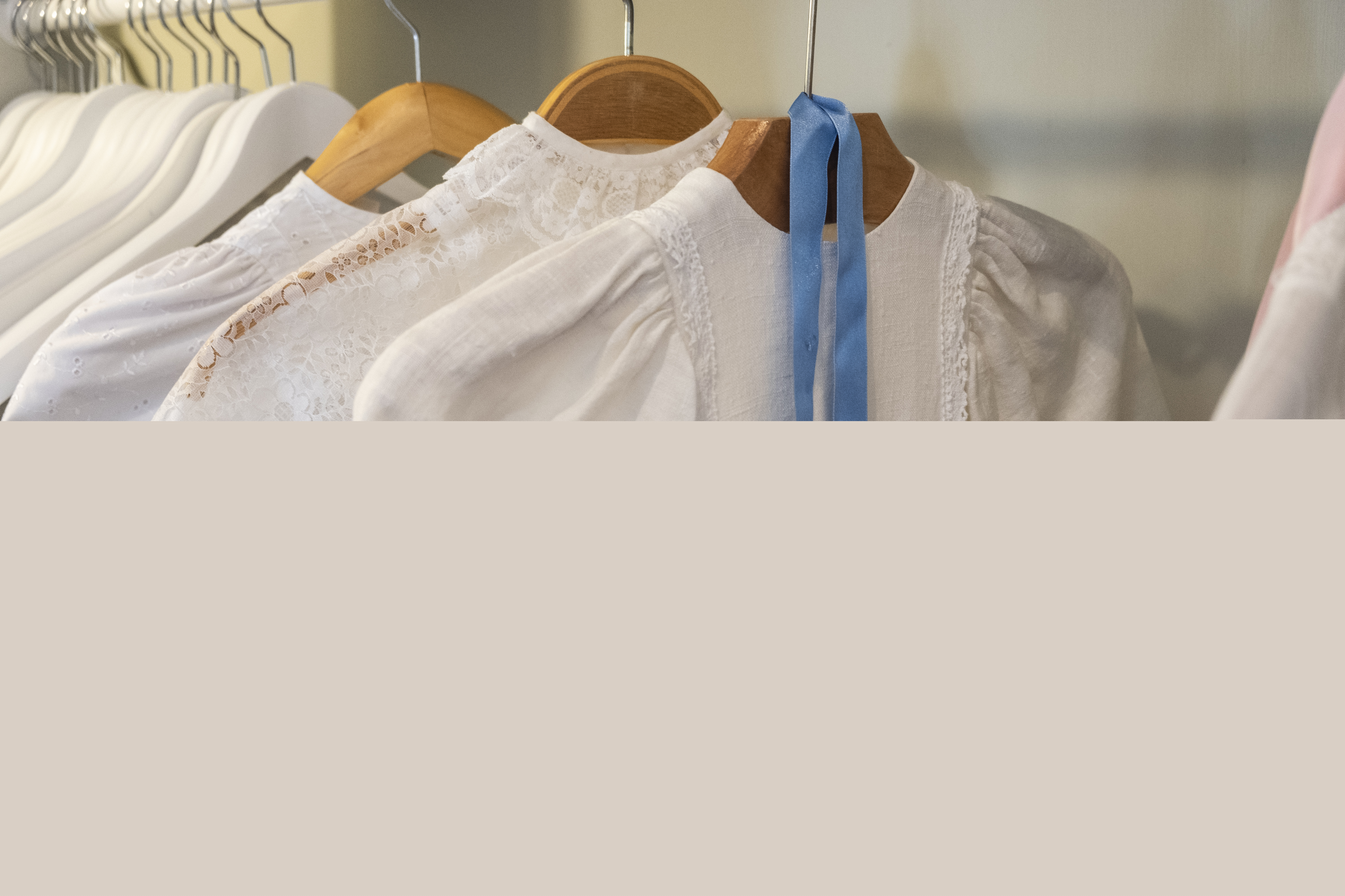 Dopklänningar som hänger på galgar.