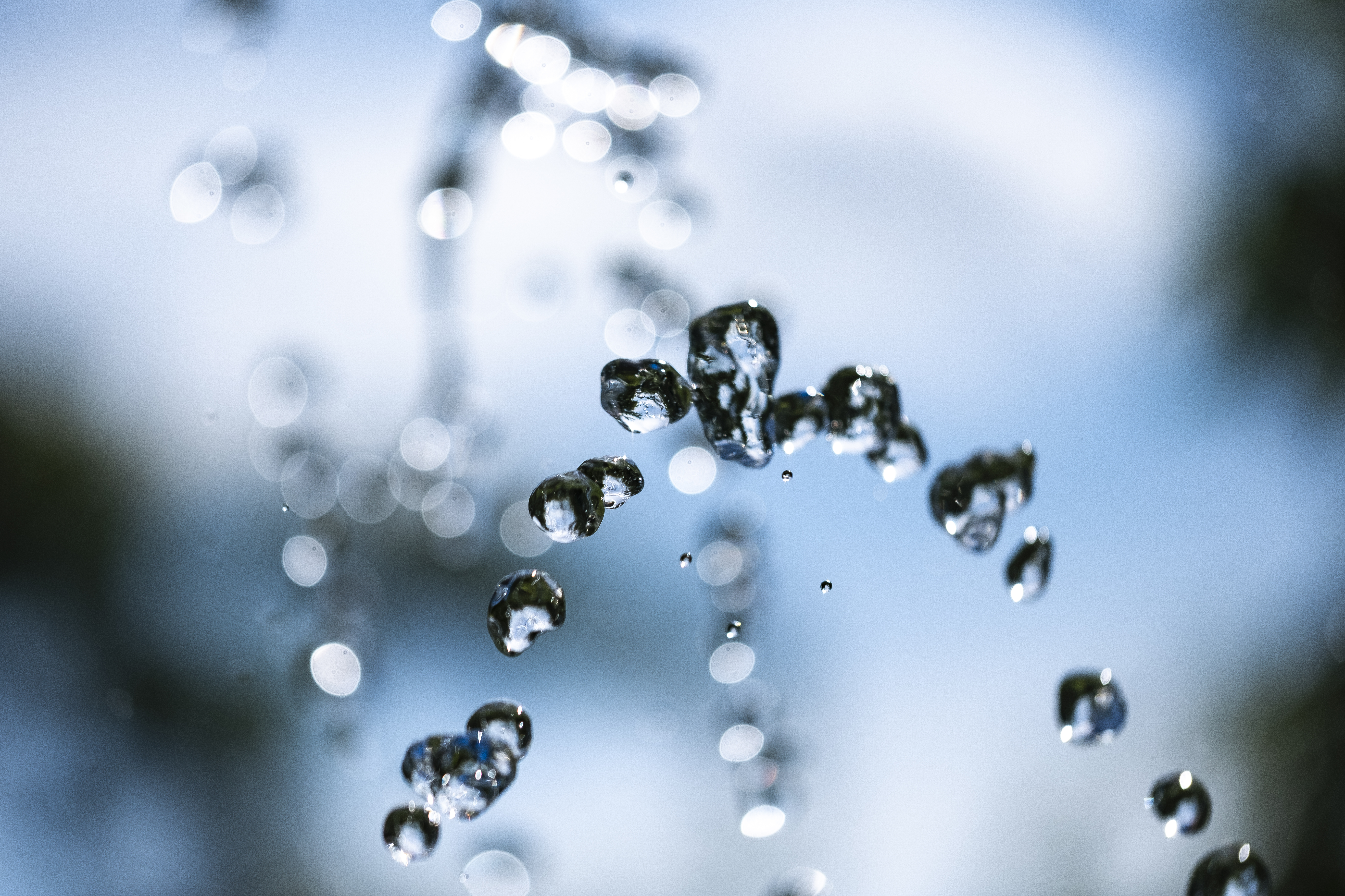 Droppar av vatten som far genom i luften.