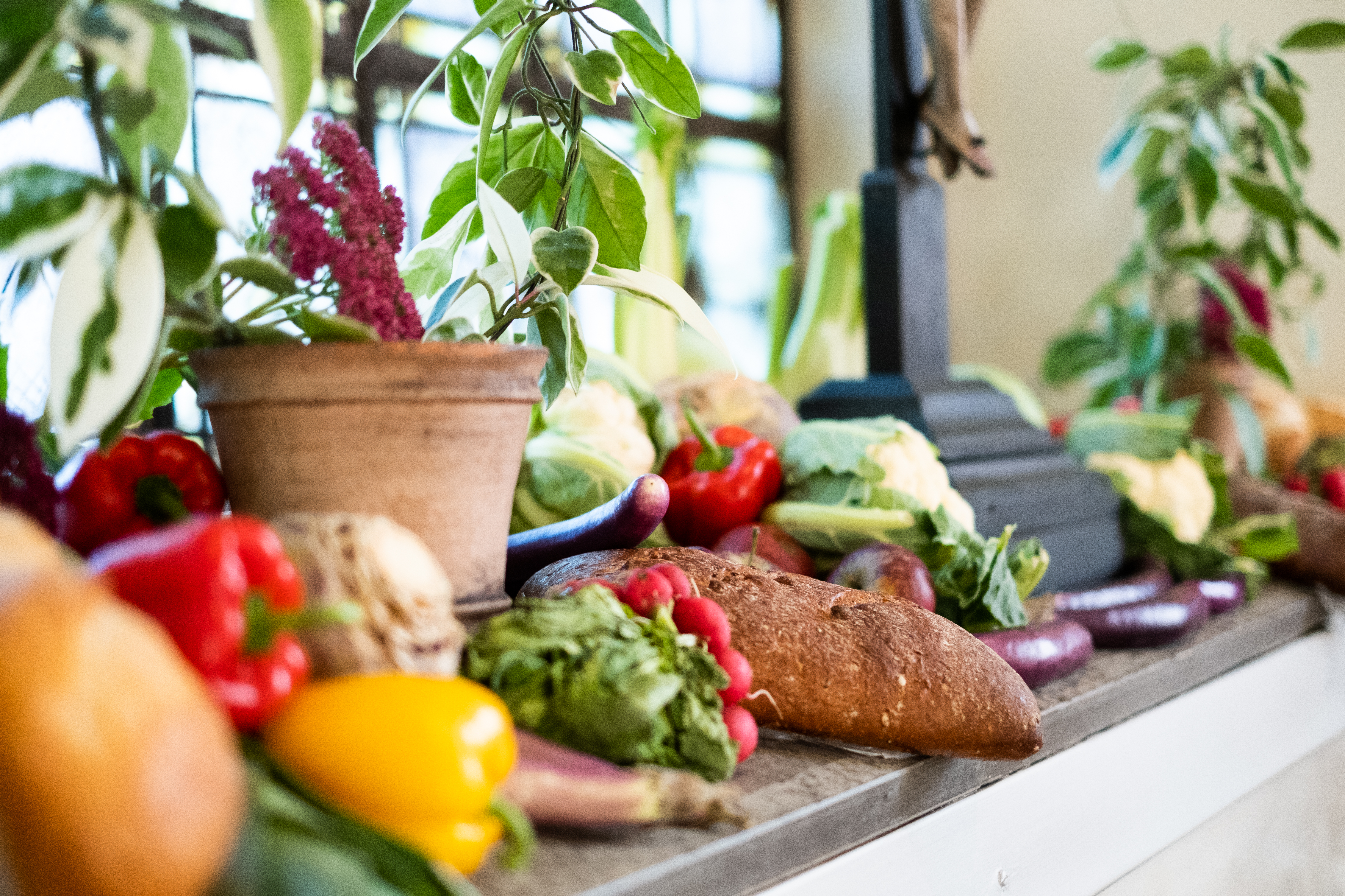 Ett fönster fyllt med bröd, grönsaker och frukt.