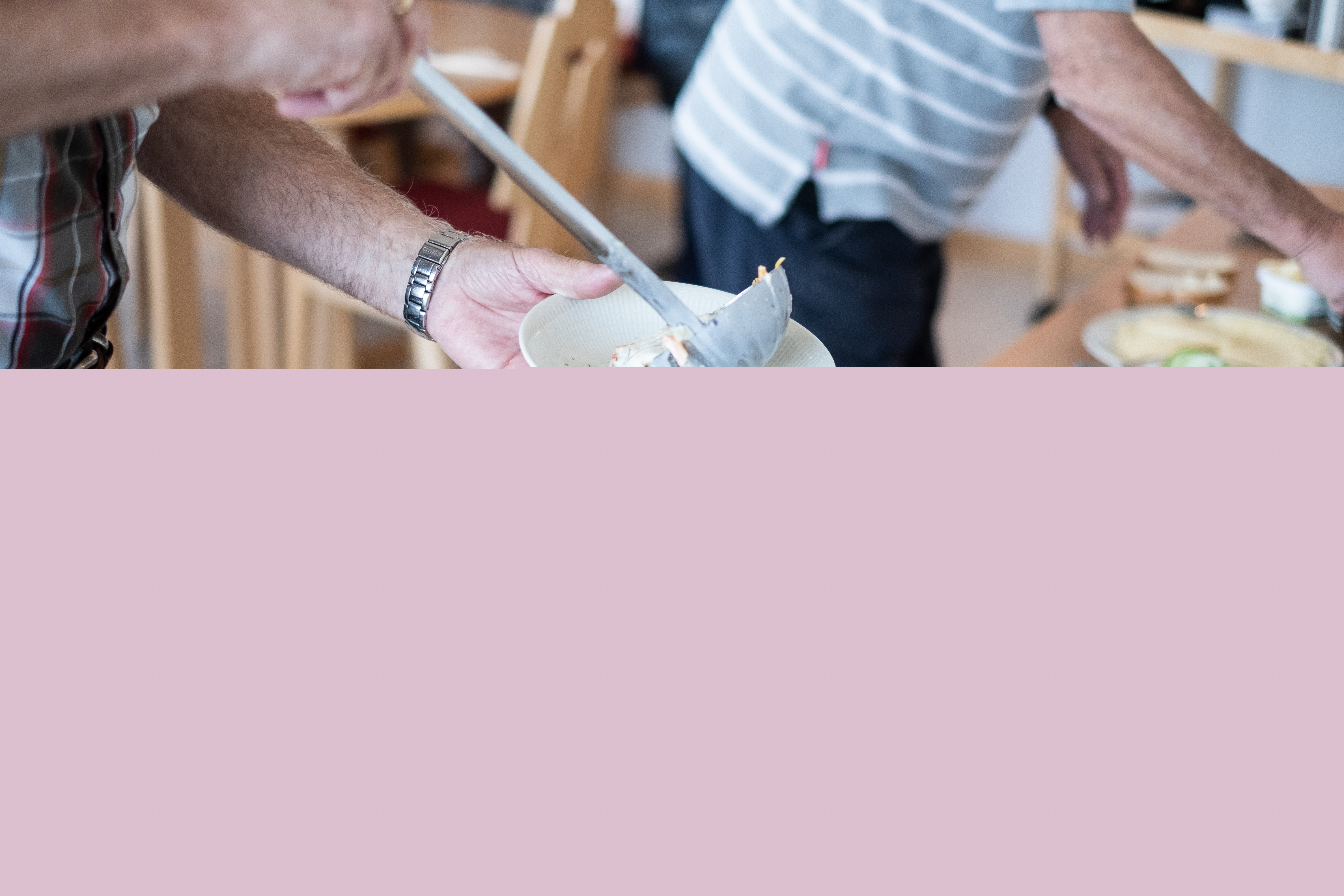 Någon tar en slev soppa ur en kastrull.