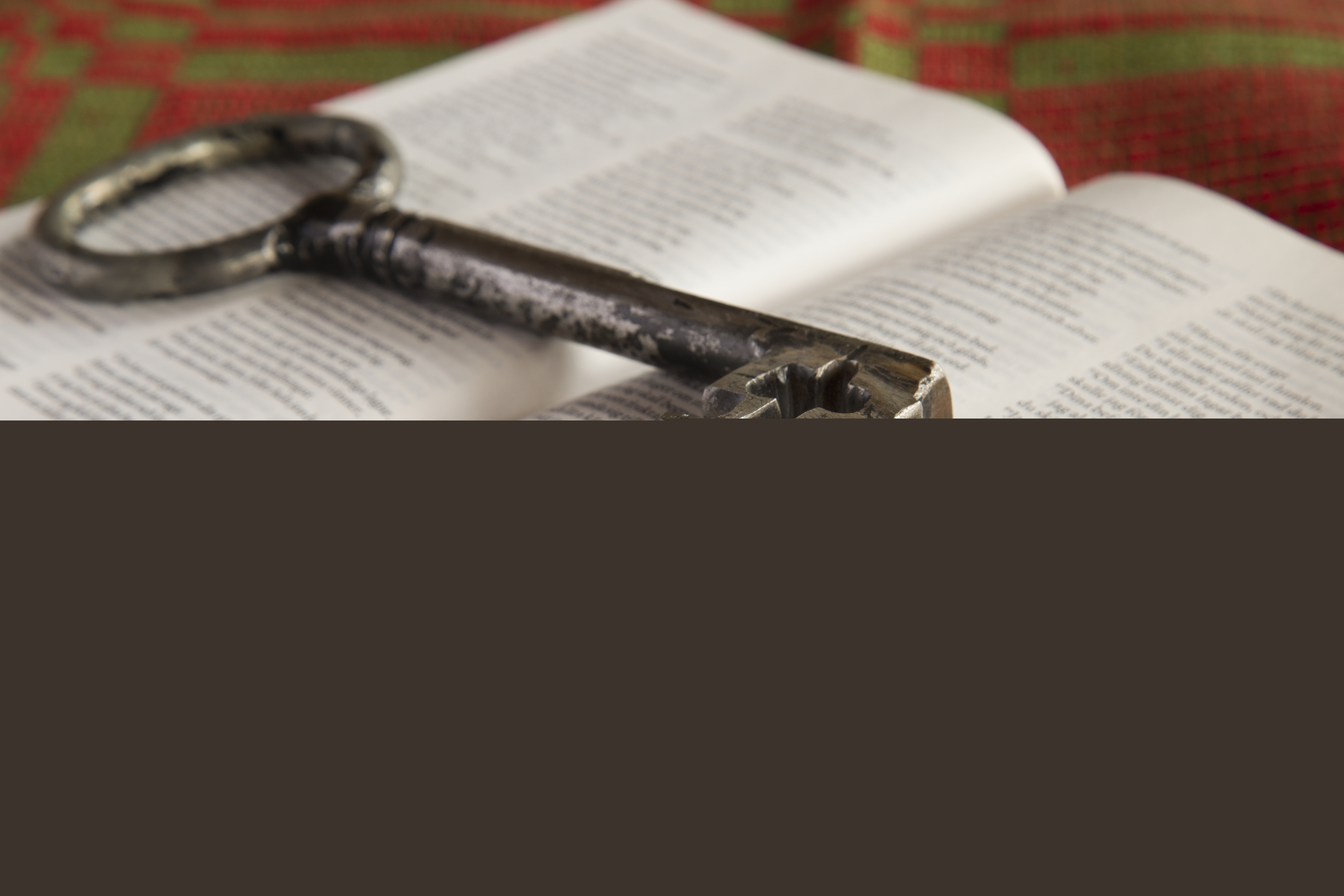 En gammal nyckel ligger på en uppslagen bibel.