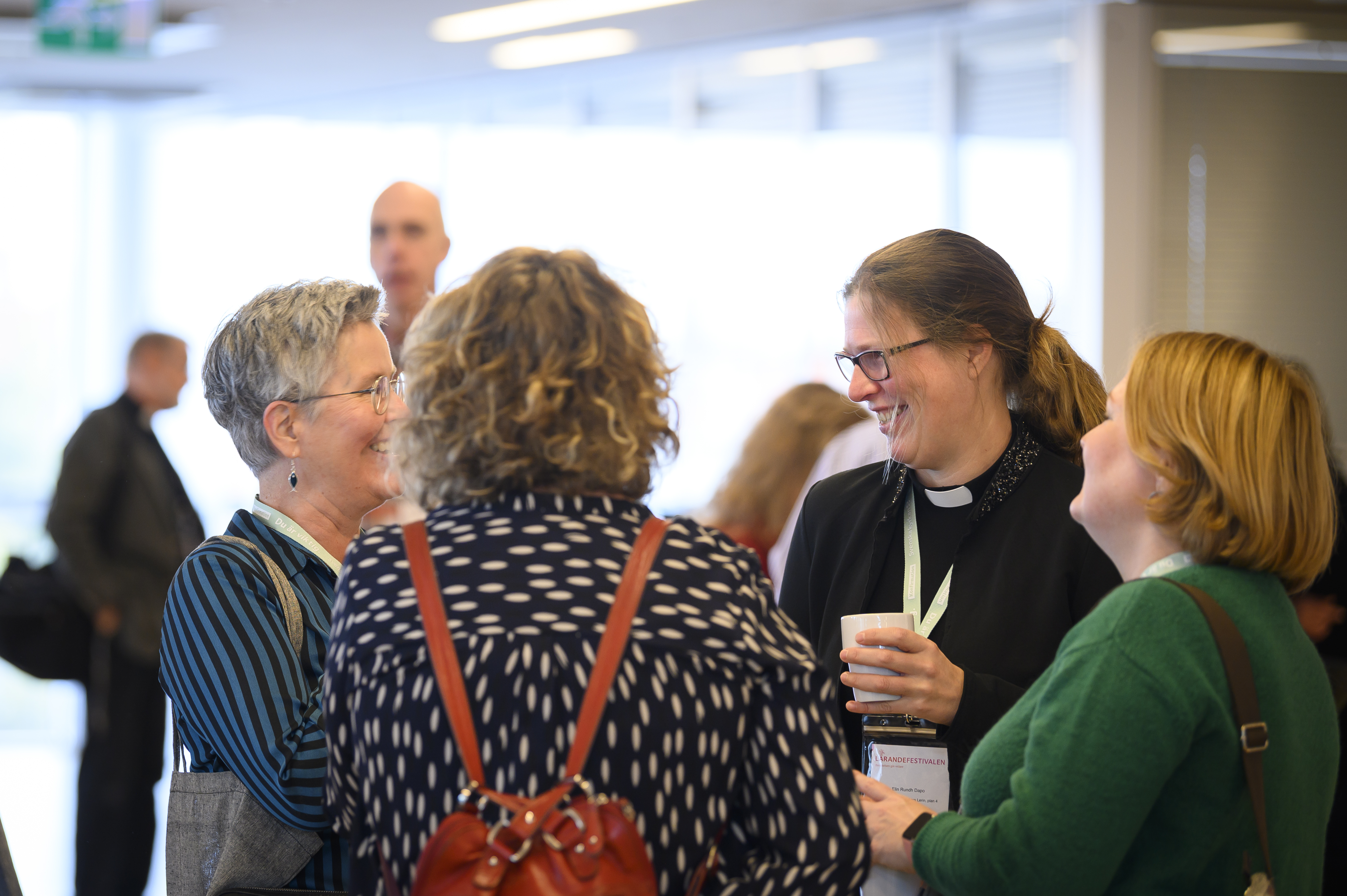 Människor som samtalar.