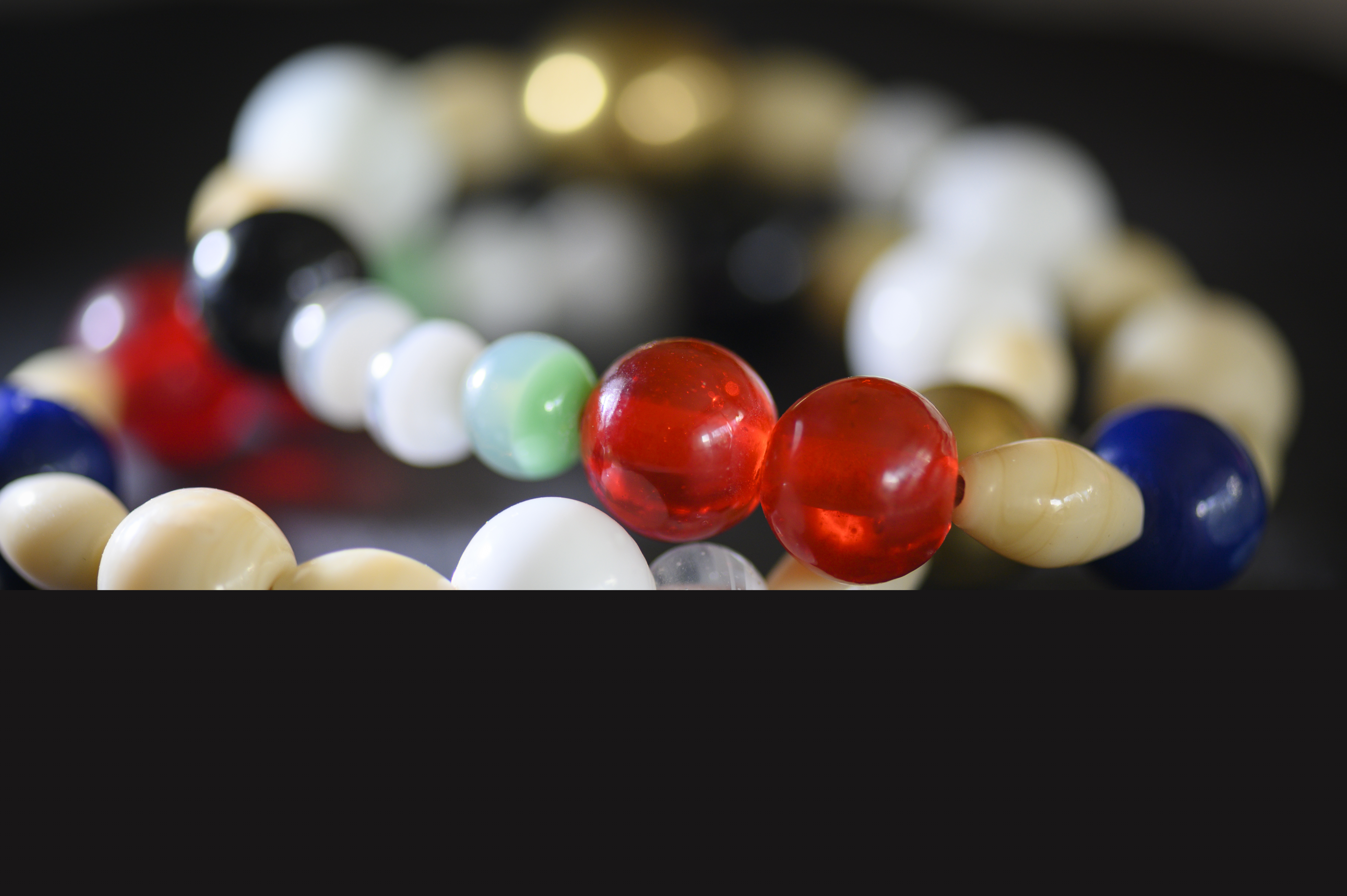 Två färggranna pärlarmband.