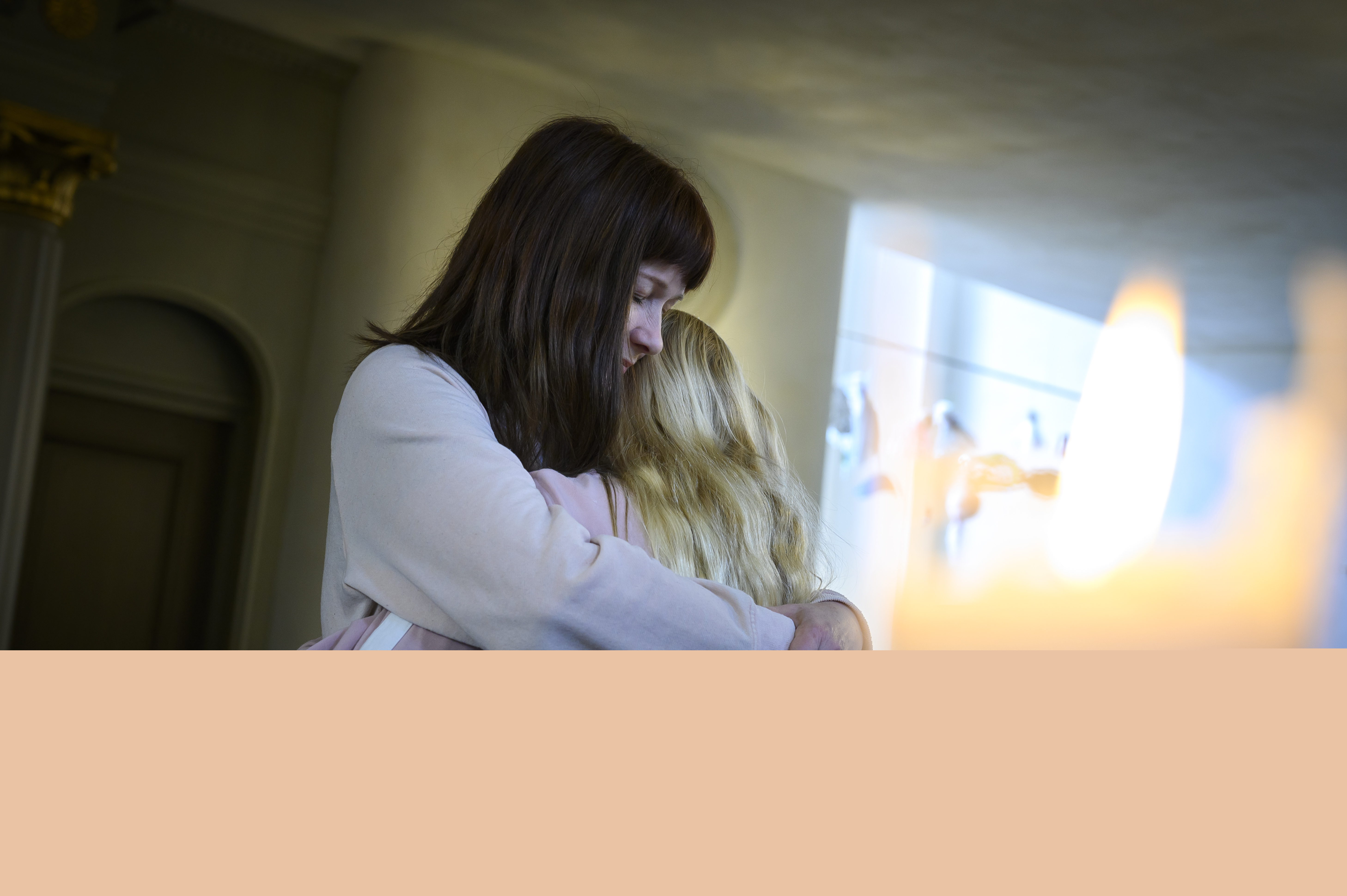 Två kvinnor kramar om varandra.