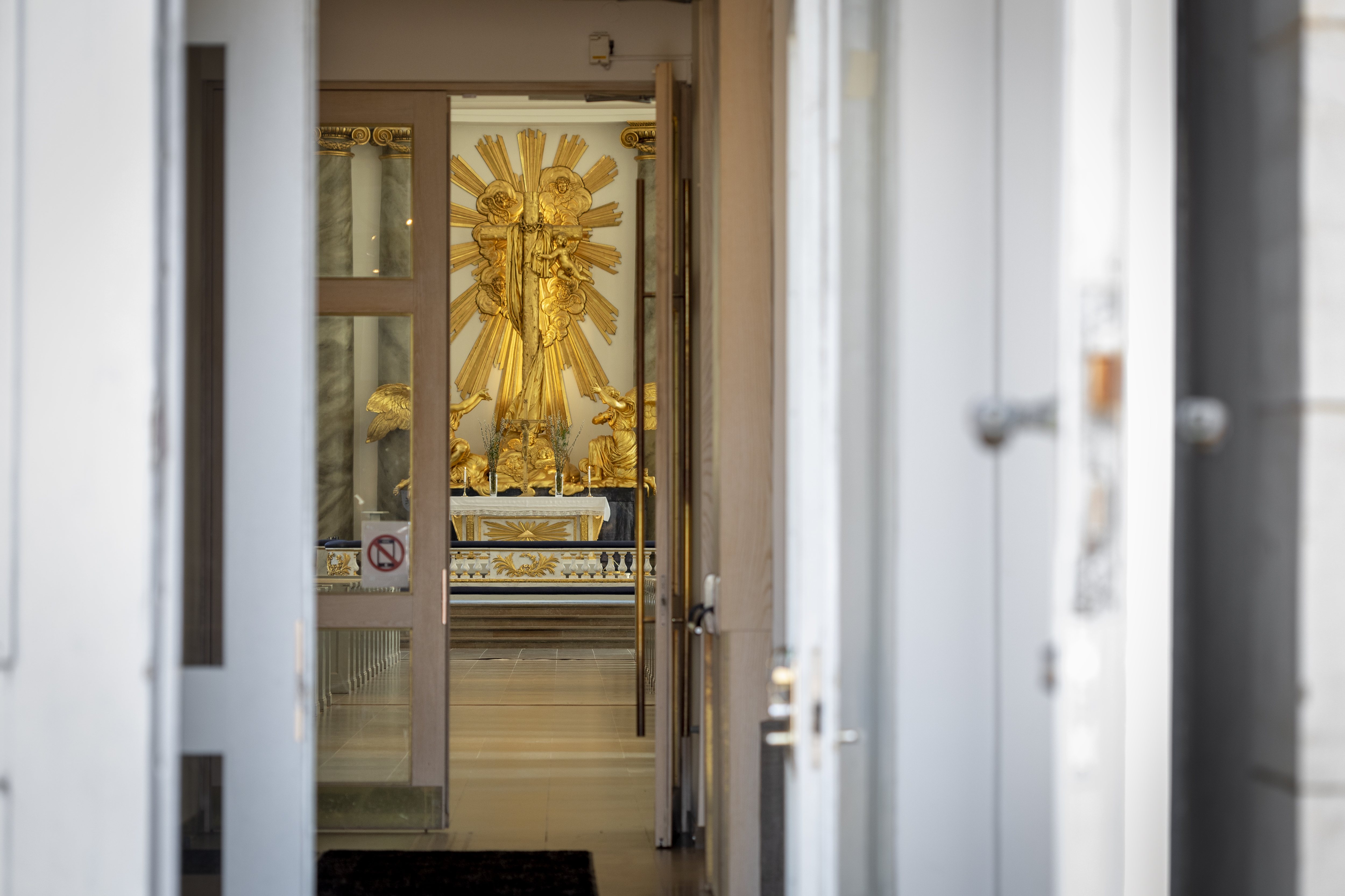 Portarna står öppna till Domkyrkan i Göteborg.