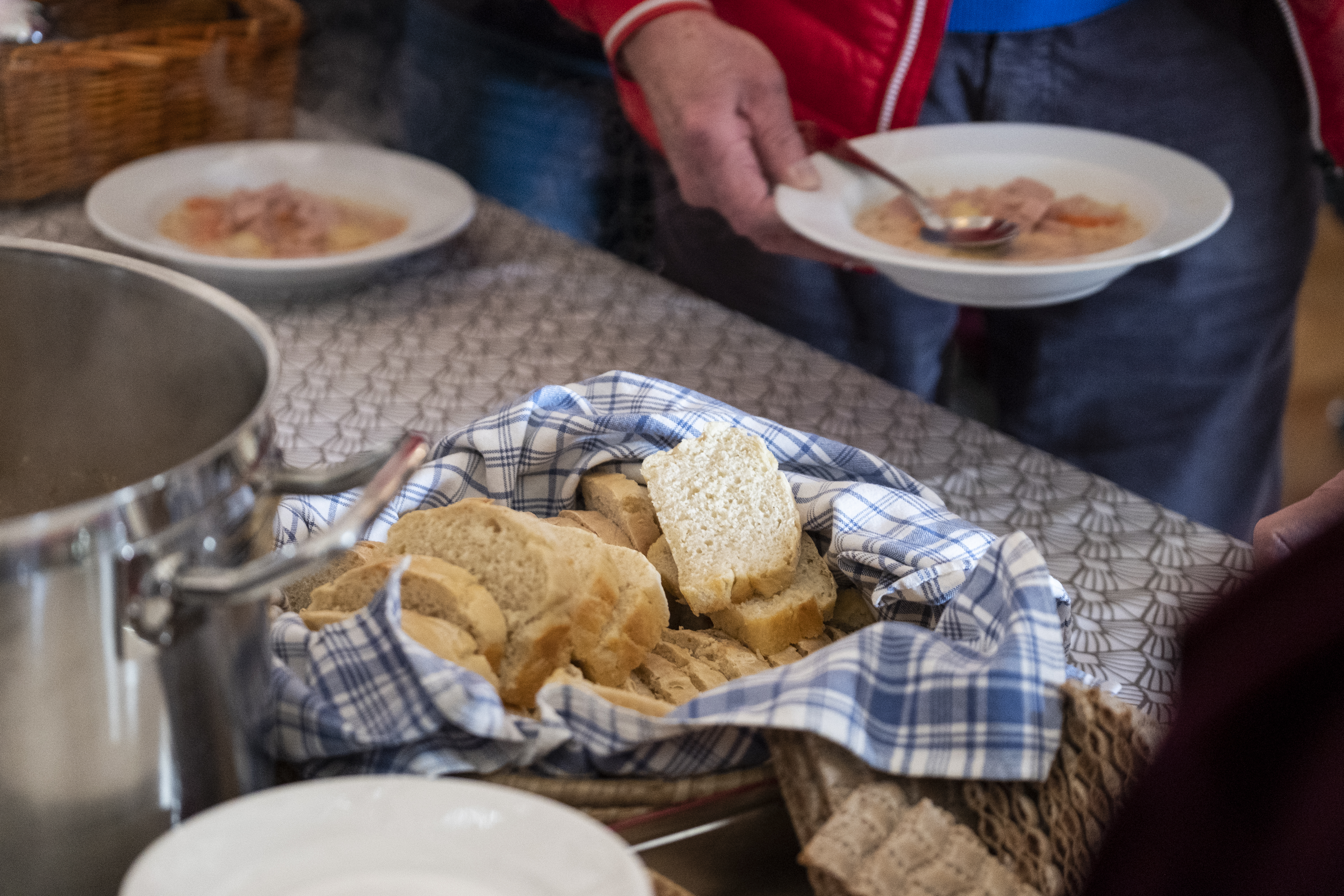 En korg med bröd står framdukad.