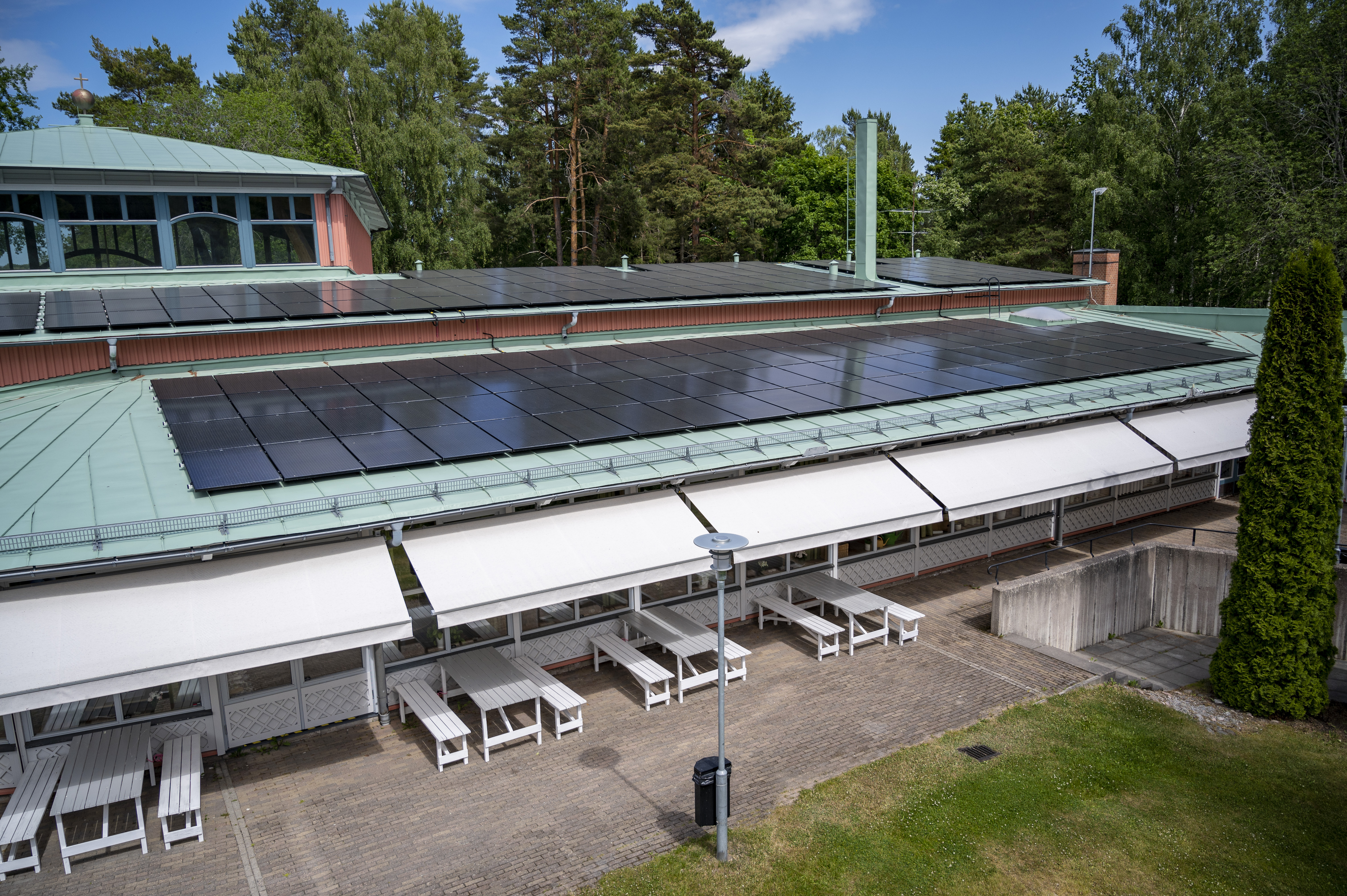 Magdalena kyrkan i Bålsta med solpaneler på taket.