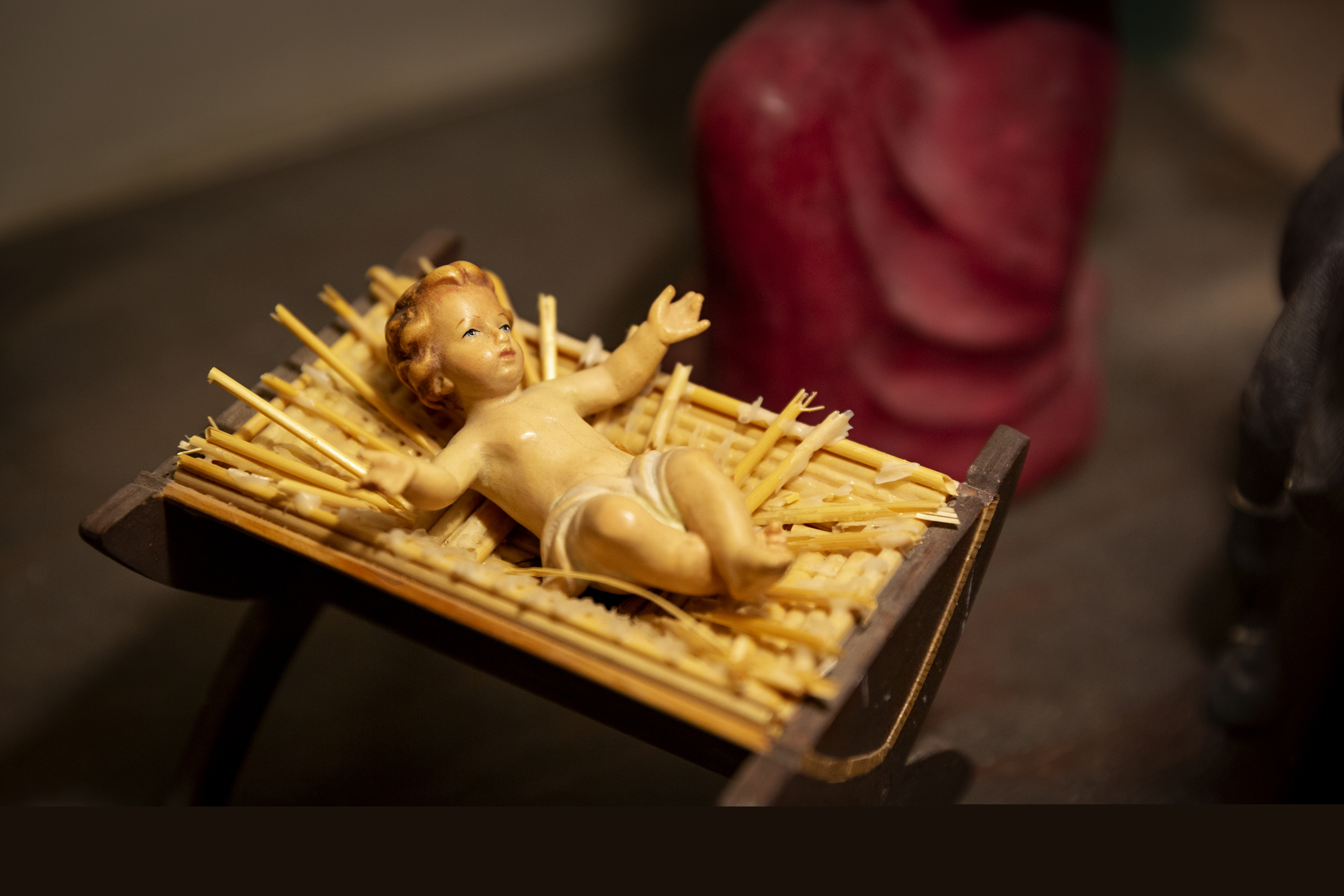 Modell med jesusbarnet i krubban.