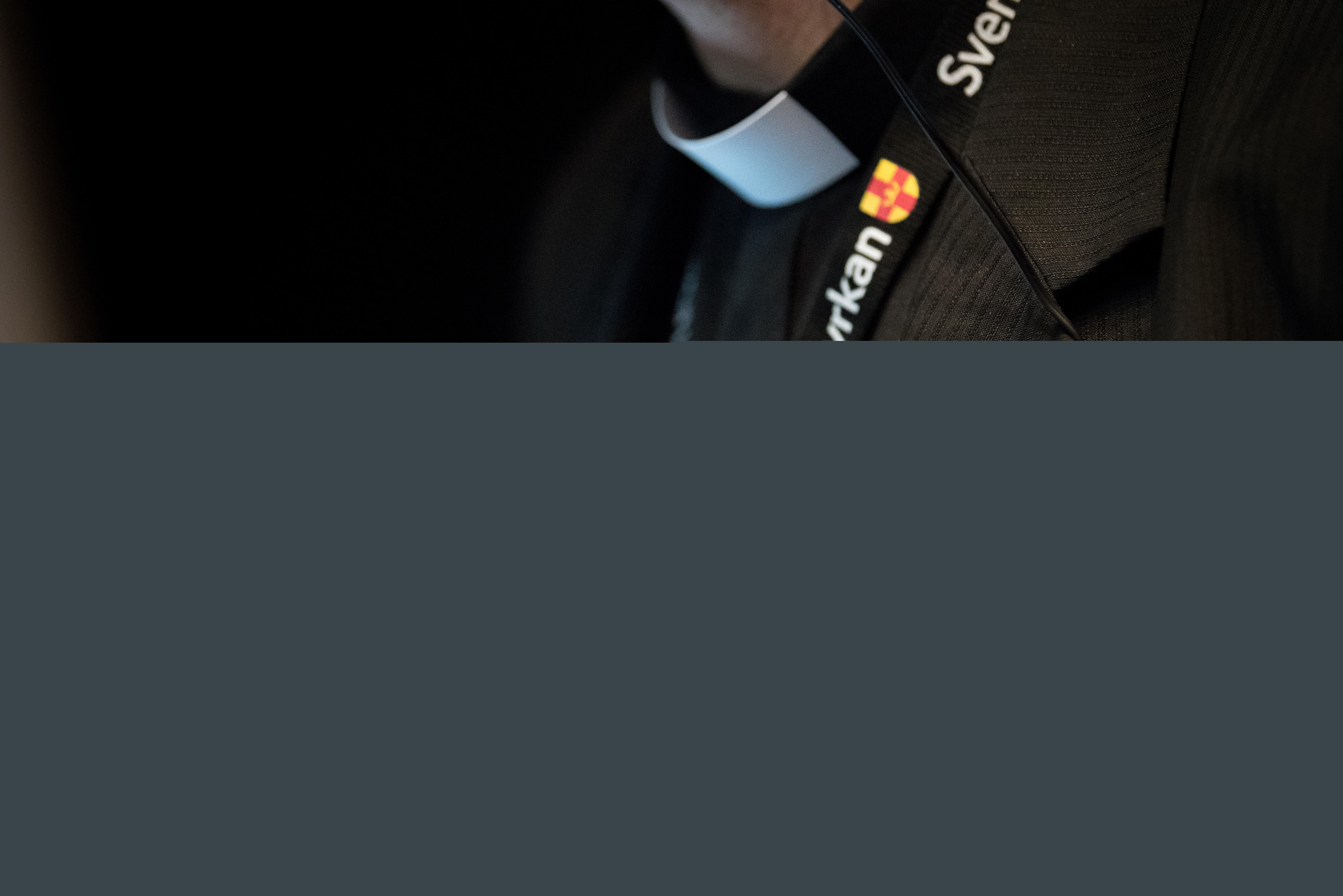 En präst med Svenska kyrkans nyckelband runt halsen.