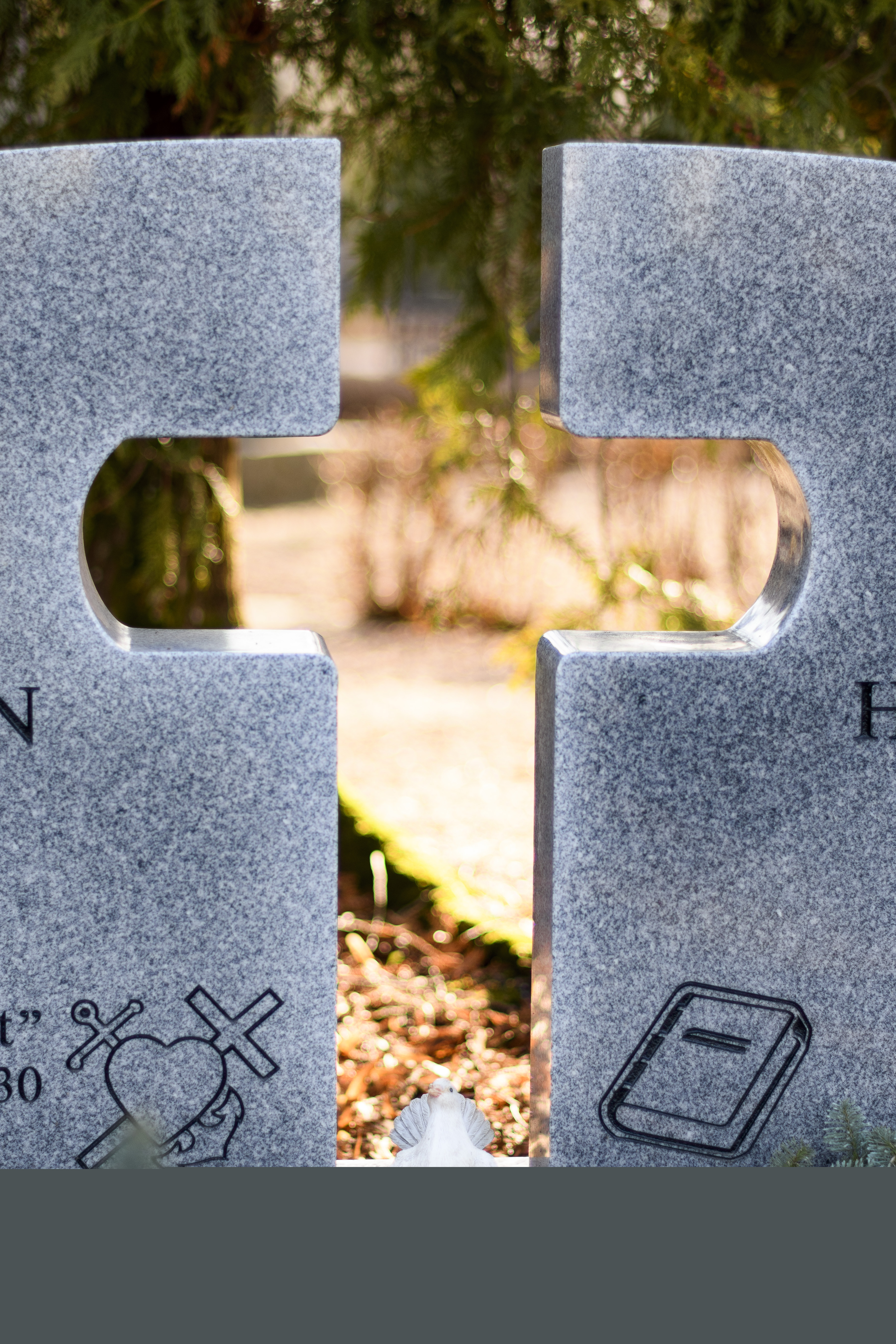 En gravsten med ett urfräst kors.