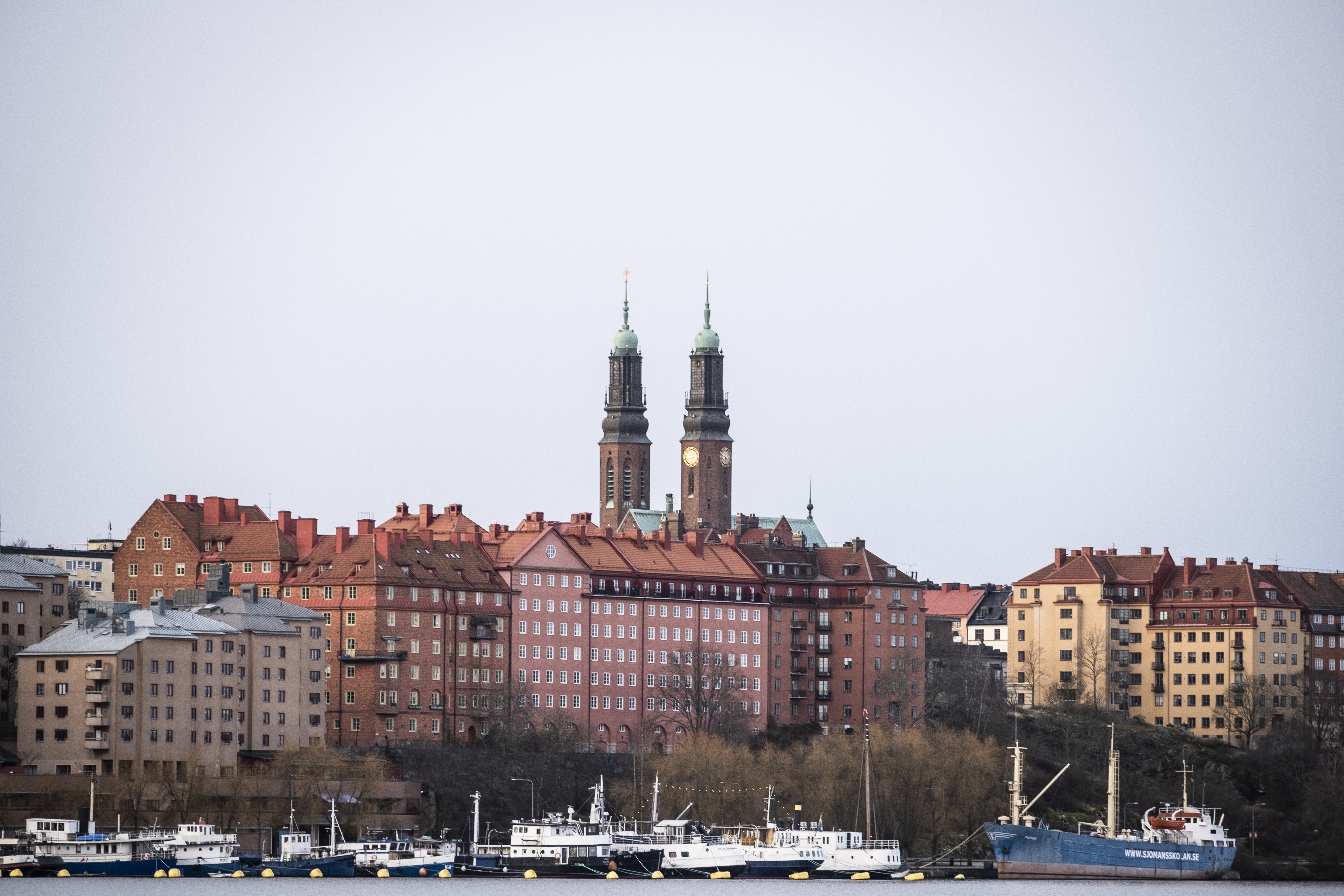 Högalidskyrkan på Södermalm sticker upp bakom några bostadshus.