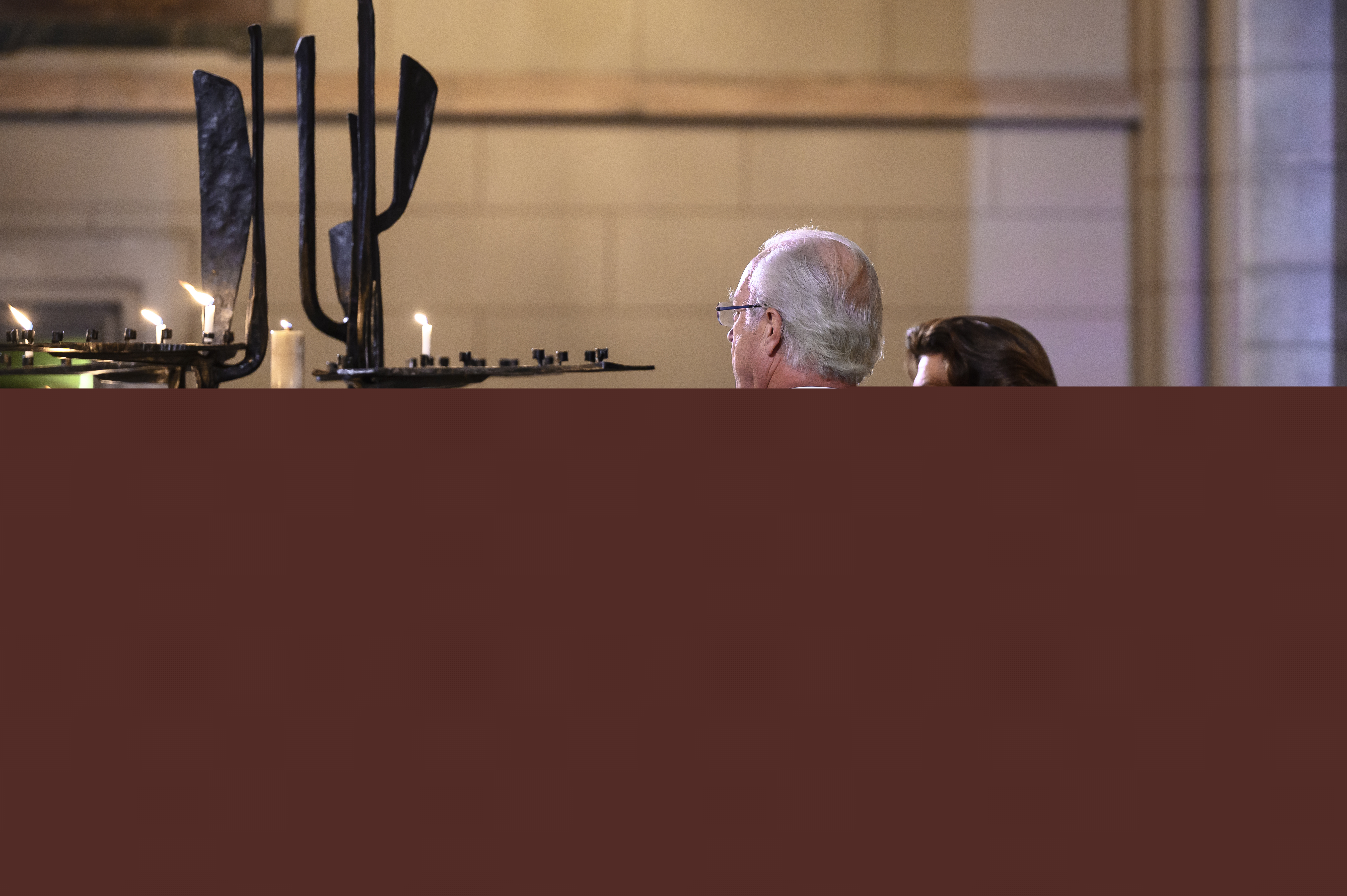 Kung Carl XVI Gustav och drottning Silvia tänder ljus i Uppsala domkyrka.