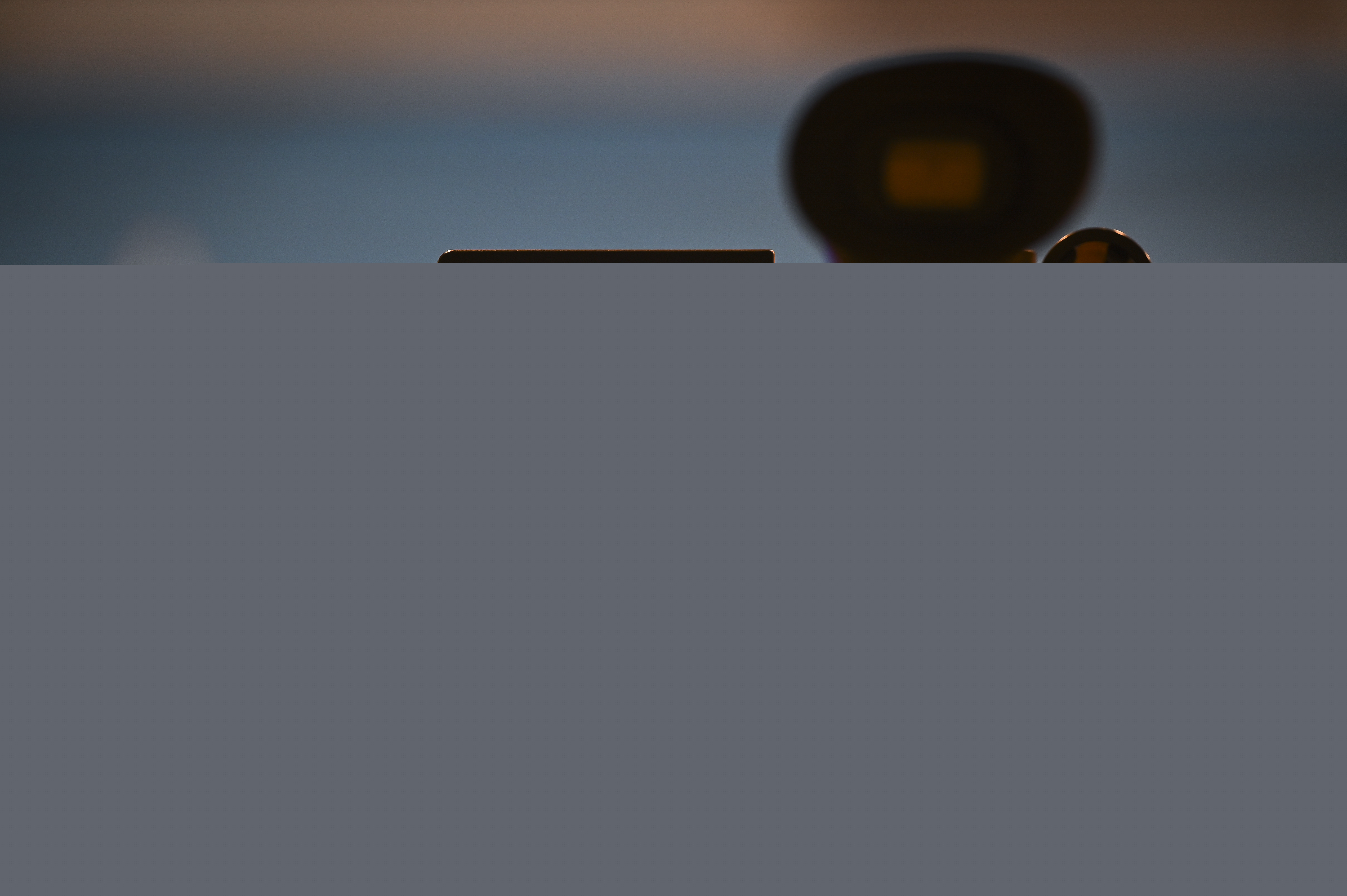 På skärmen till en videokamera syns en panel med fyra personer framför en fond med texten Kyrkomötet.