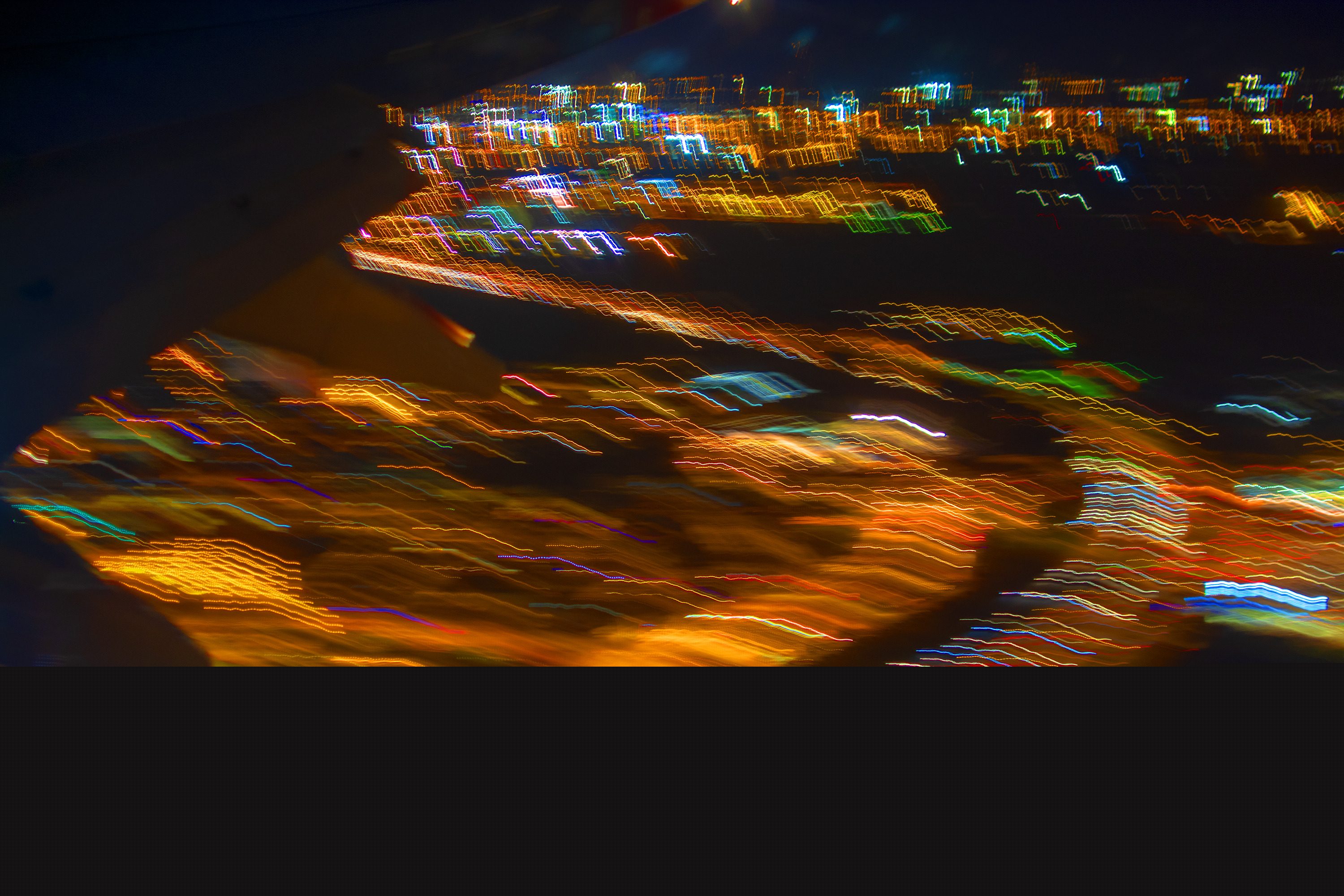 Ett abstrakt mönster av ljus i olika färger.