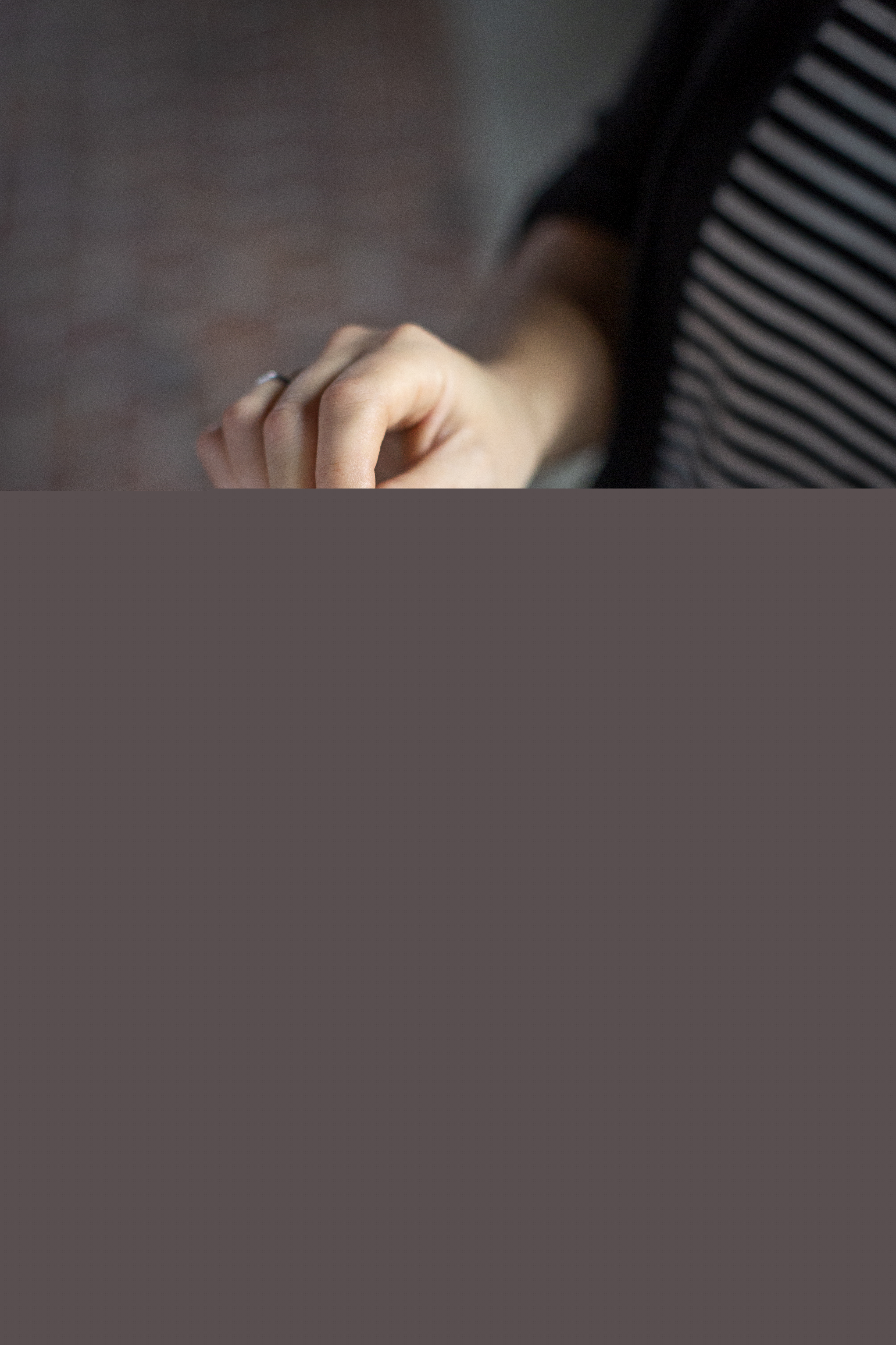 En präst håller fram nattvardskalken och en person doppar sin oblat.