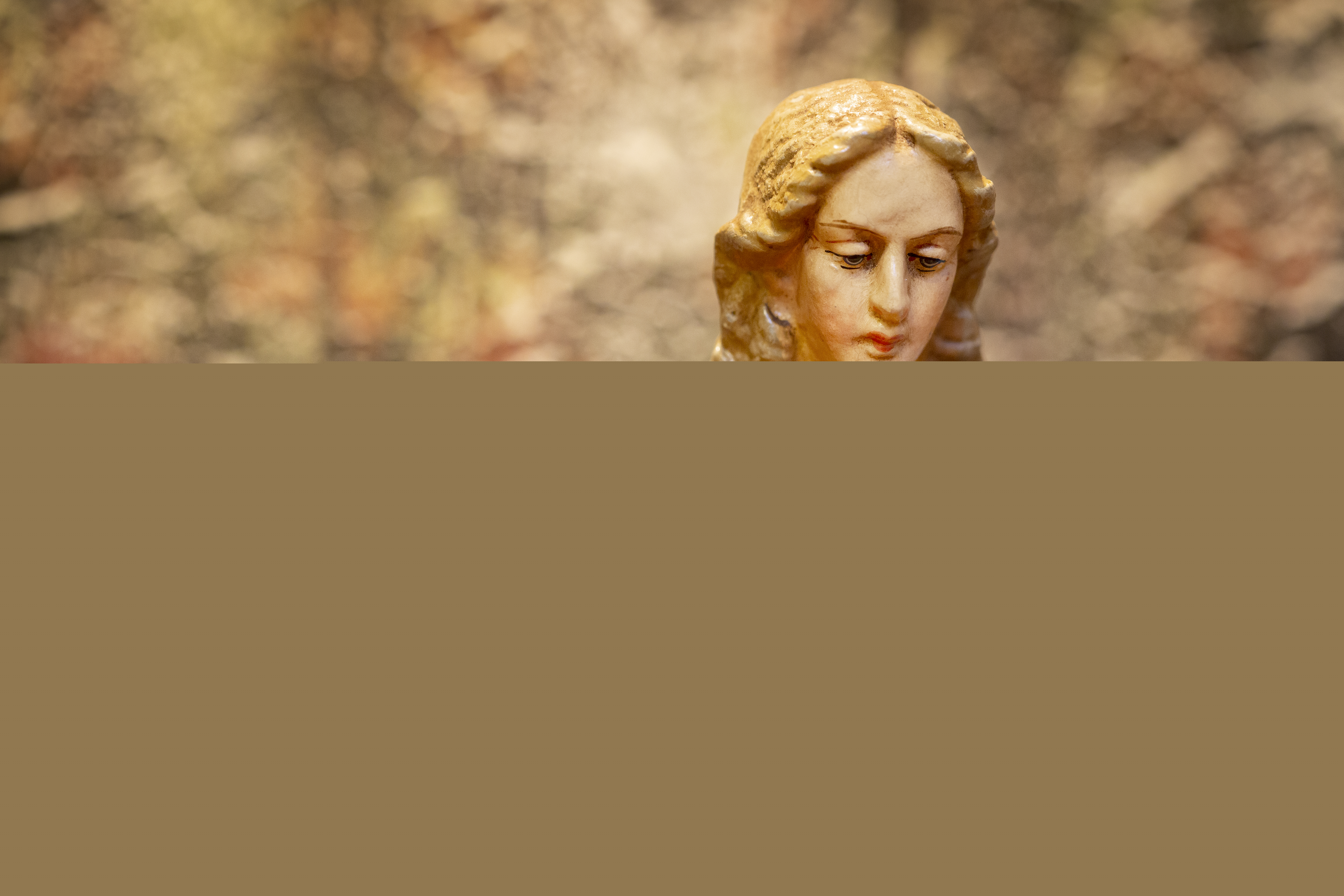 En staty av Jungfru Maria.