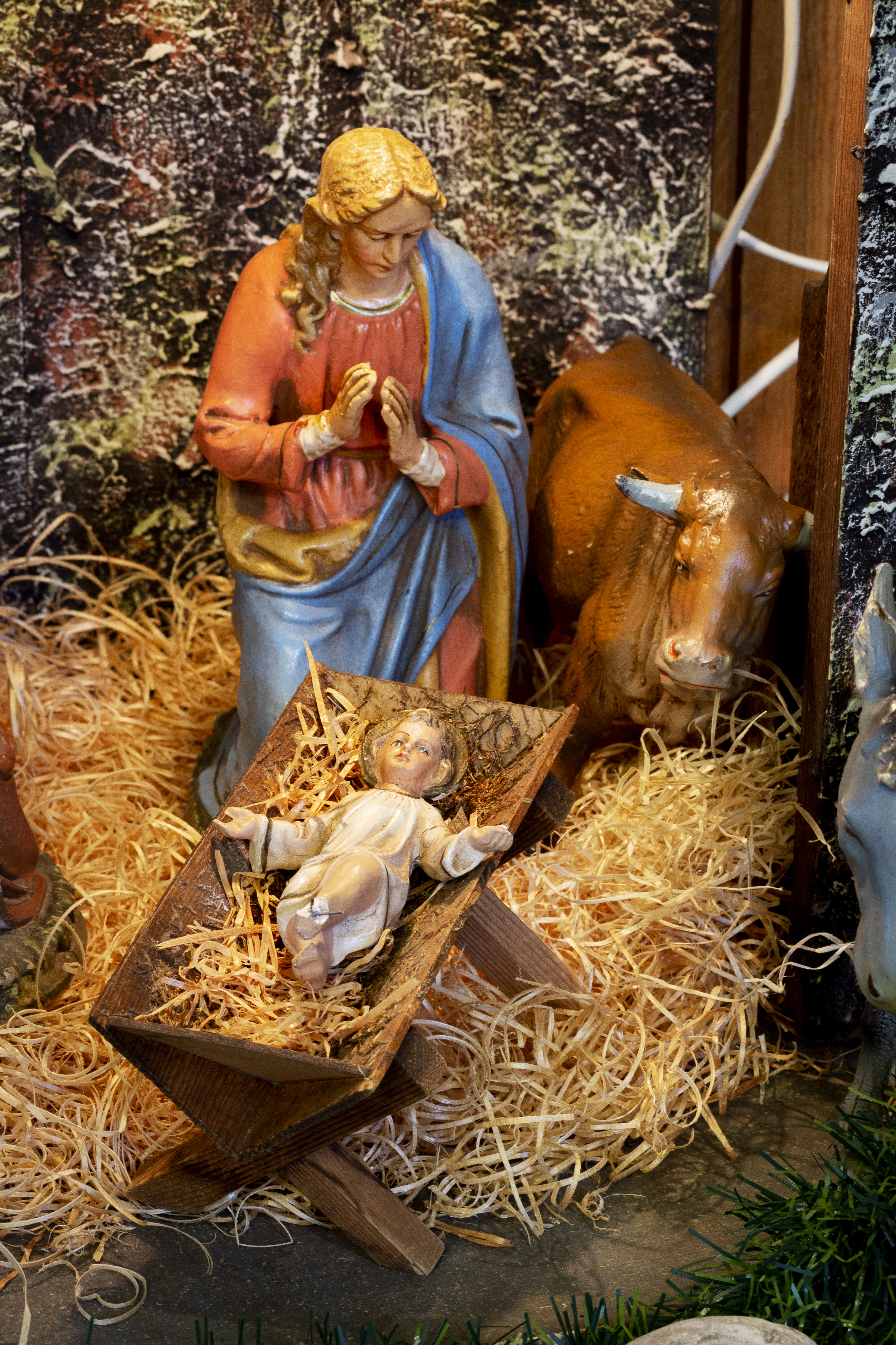 En julkrubba där Maria vakar över jesusbarnet.