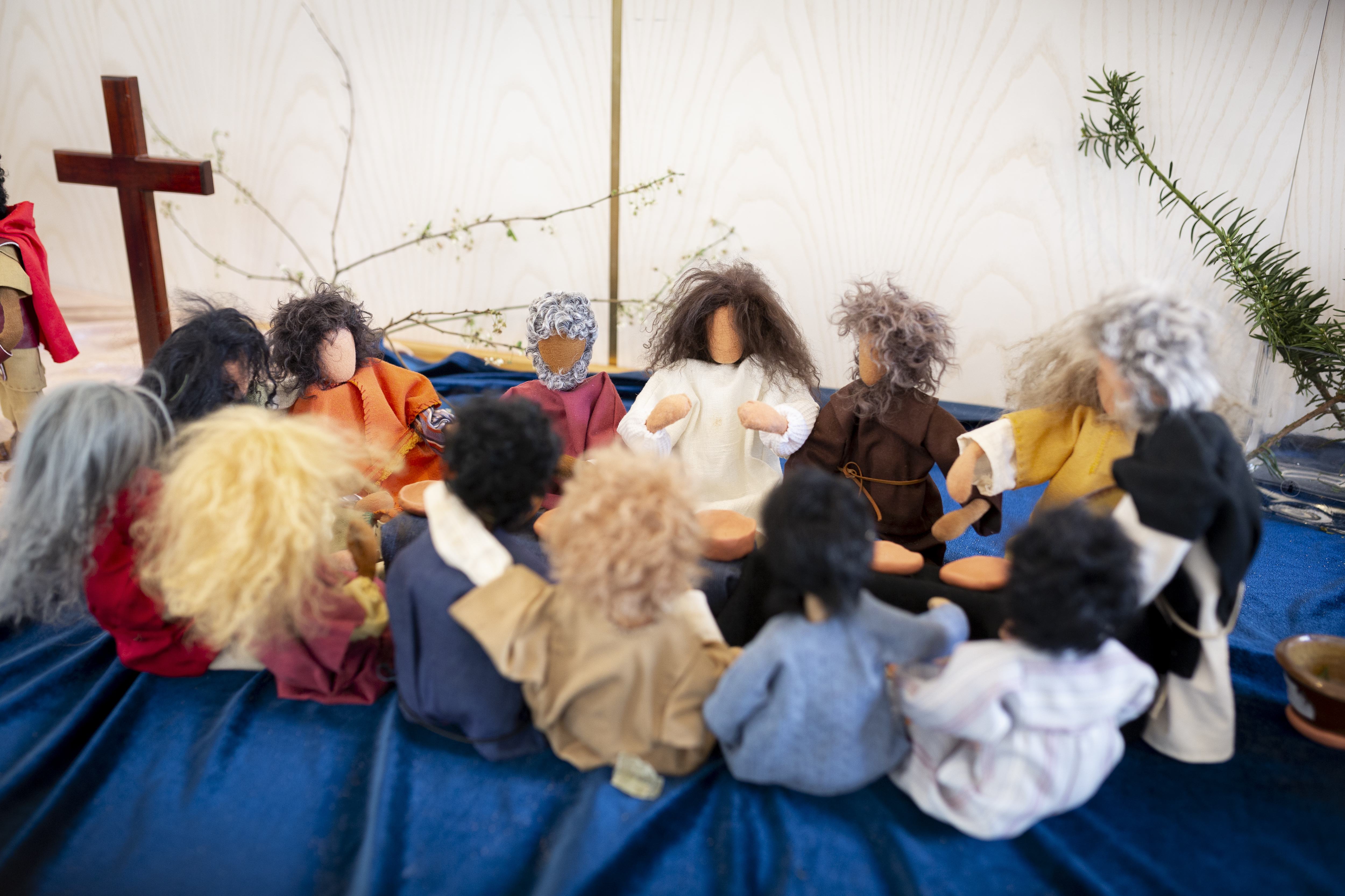 Några små handgjorda dockor sitter i en ring.