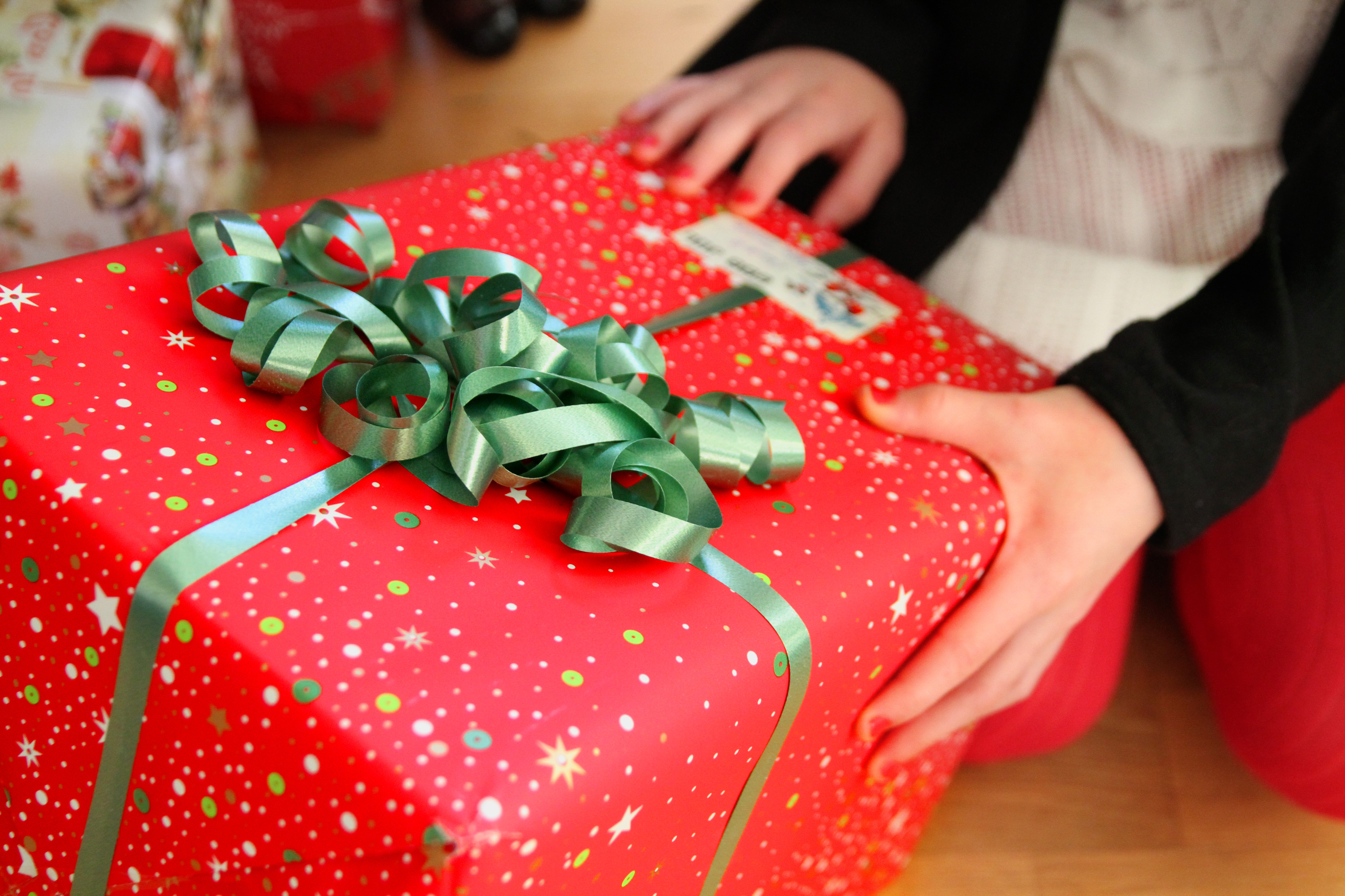 Ett stort rött paket med gröna snören.