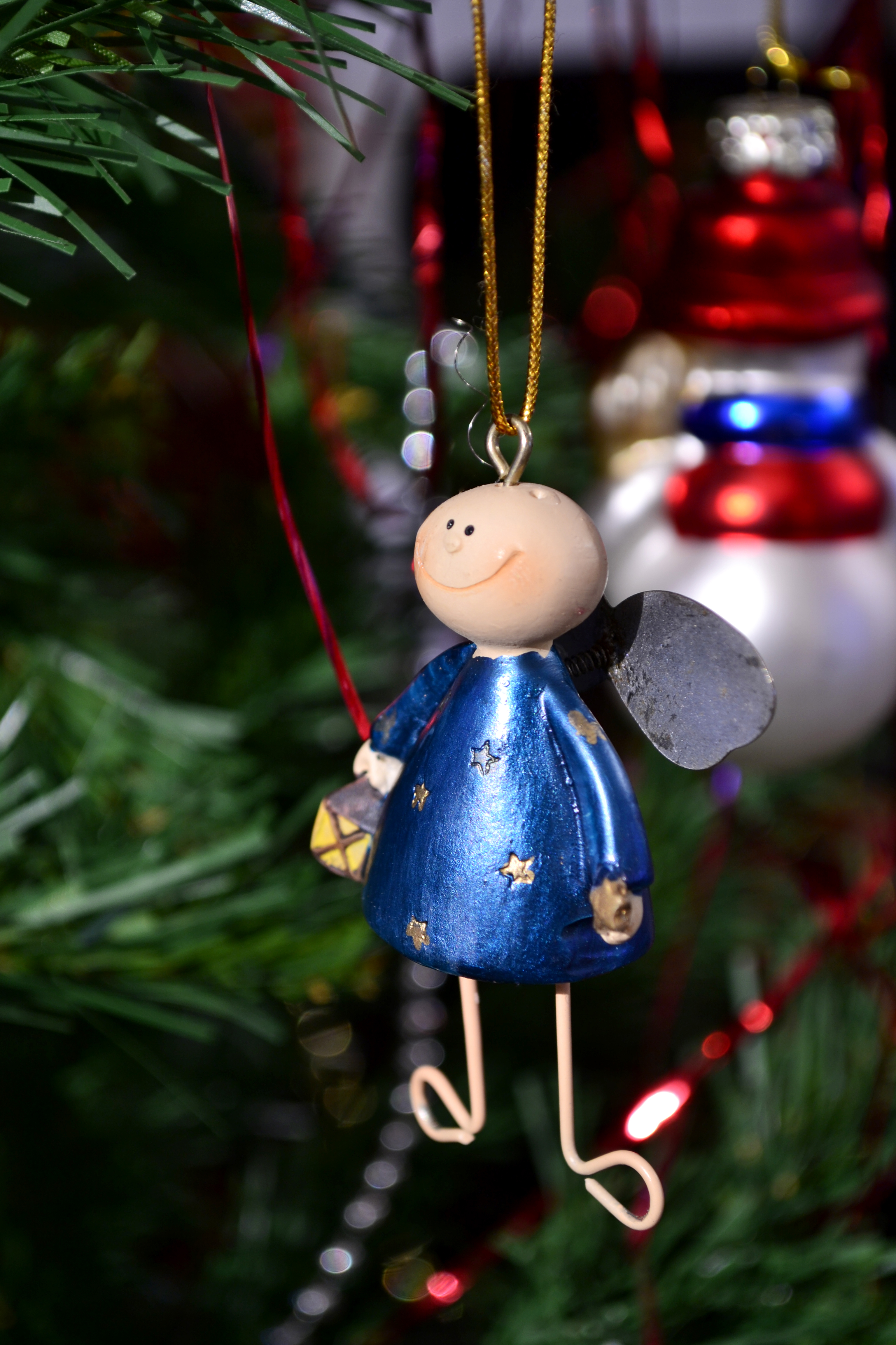 En glad prydnadsgubbe hänger i julgranen.