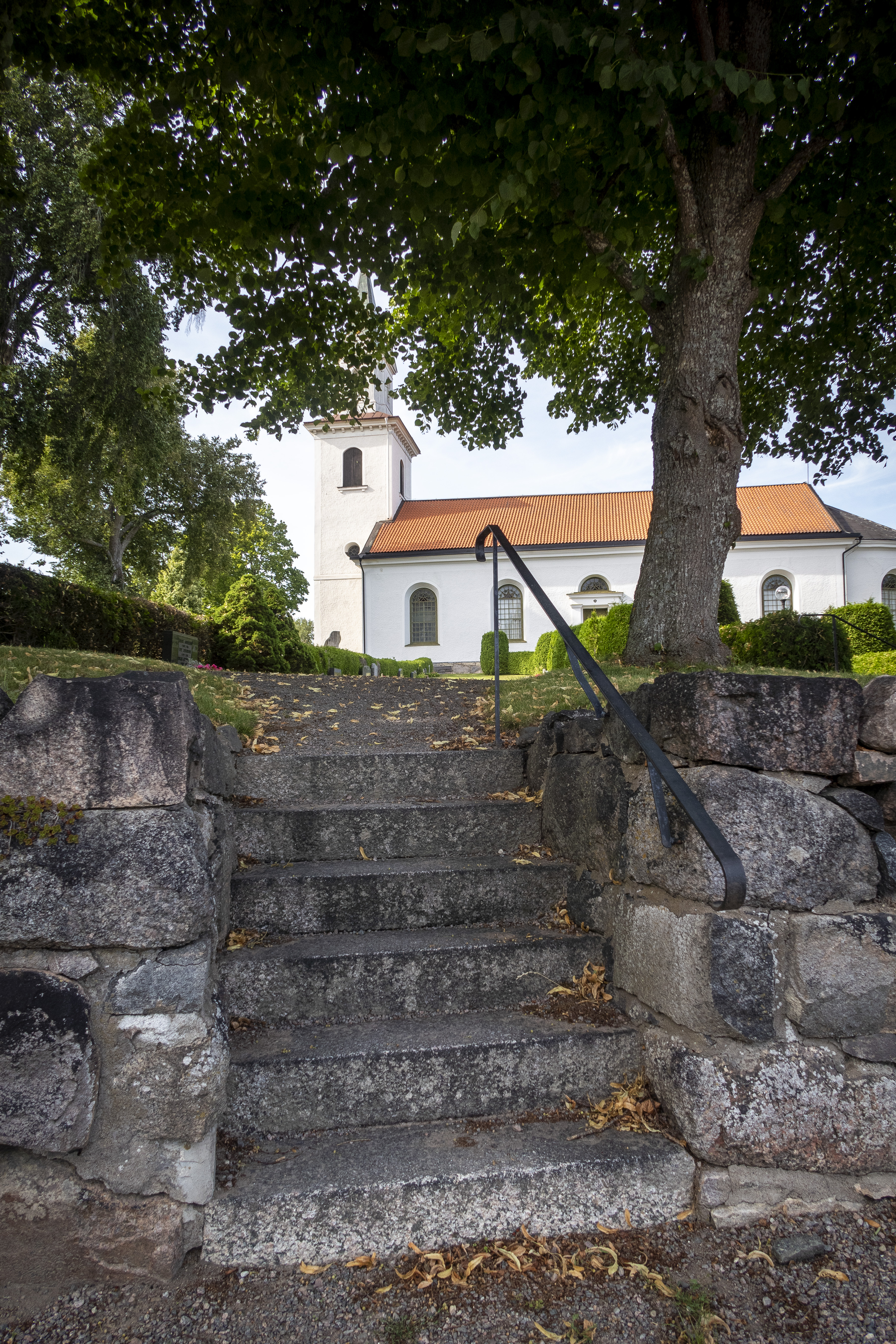 En stentrappa. En kyrka i bakgrunden.