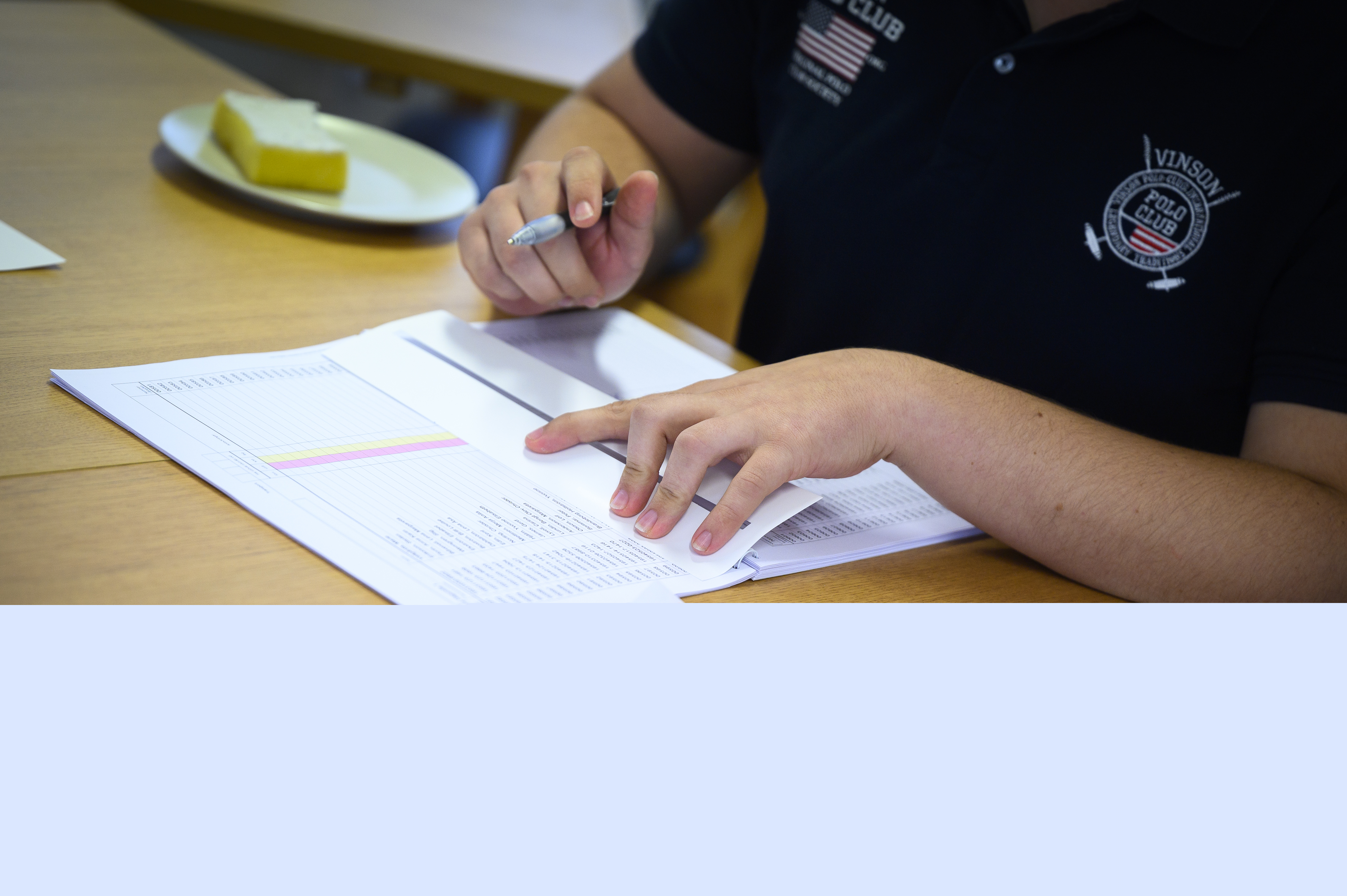 En valarbetare prickar av på en lista dem som lämnat sin röst.