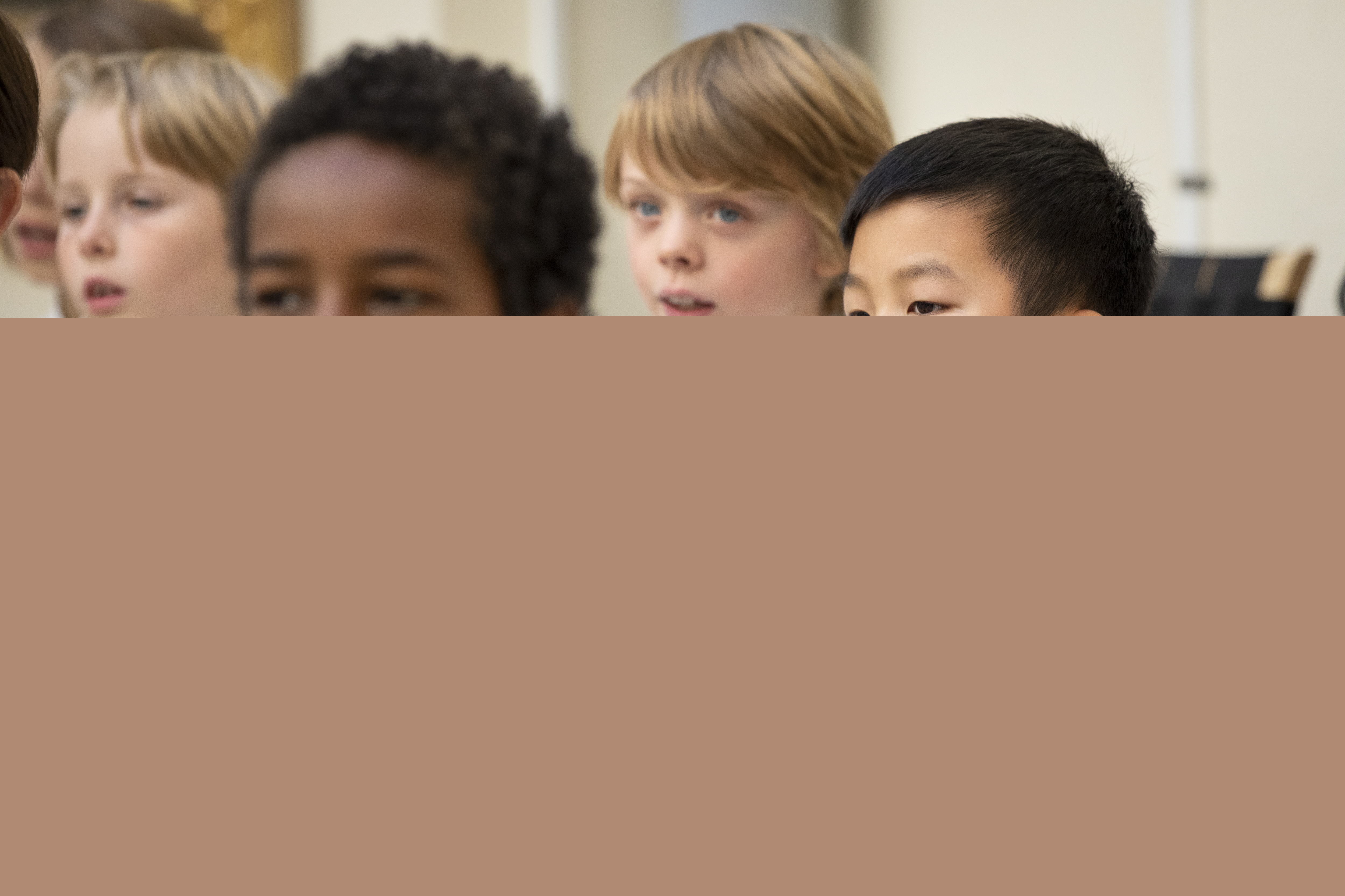 Medlemmar i en barnkör står och sjunger i en kyrka.