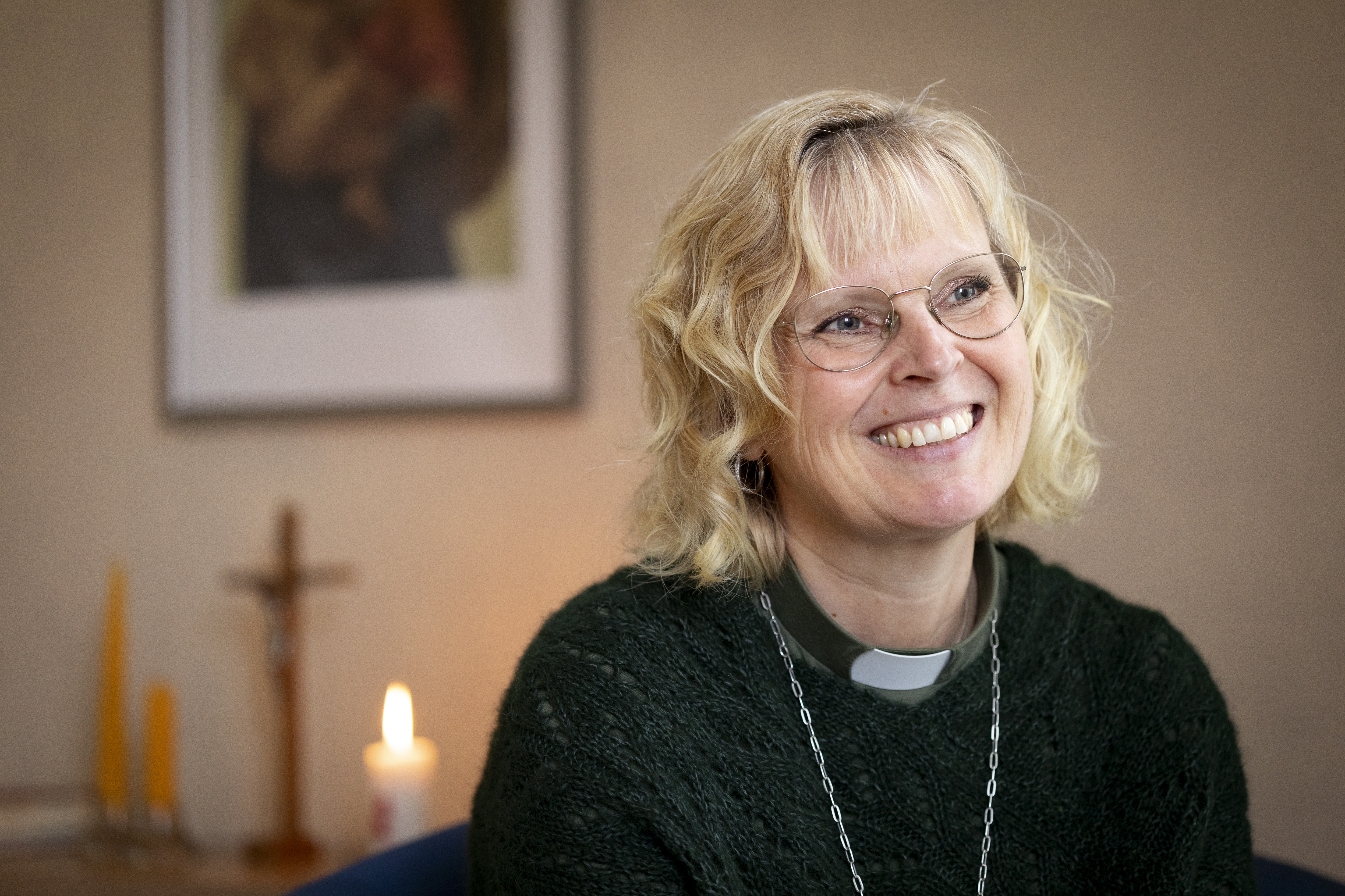 Närbild på en leende kvinnlig diakon.