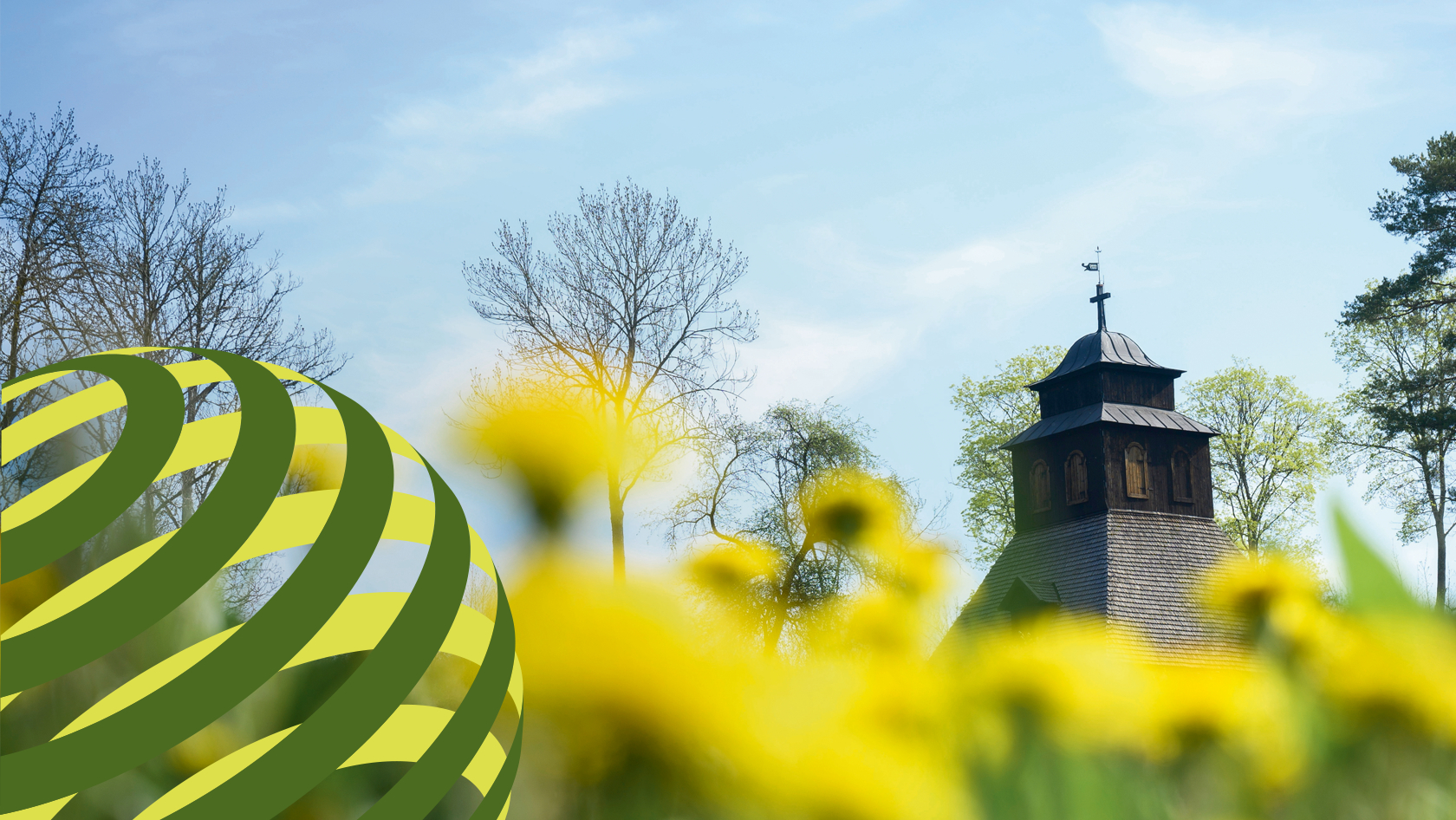 Ett klocktorn i trä. I ena hörnet av bilden ligger ett infällt gröngult klot.