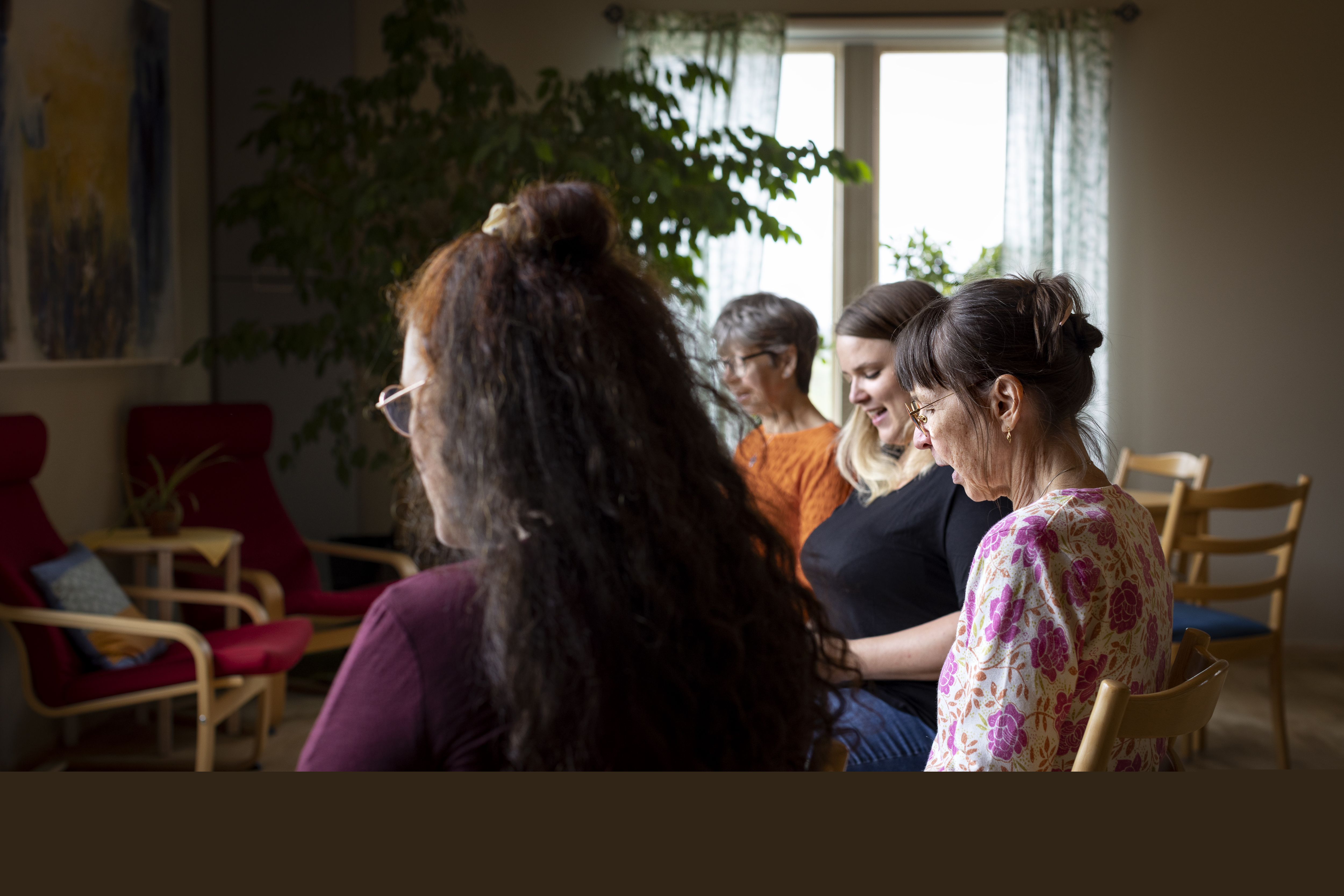 Några kvinnor sitter och sjunger tillsammans.