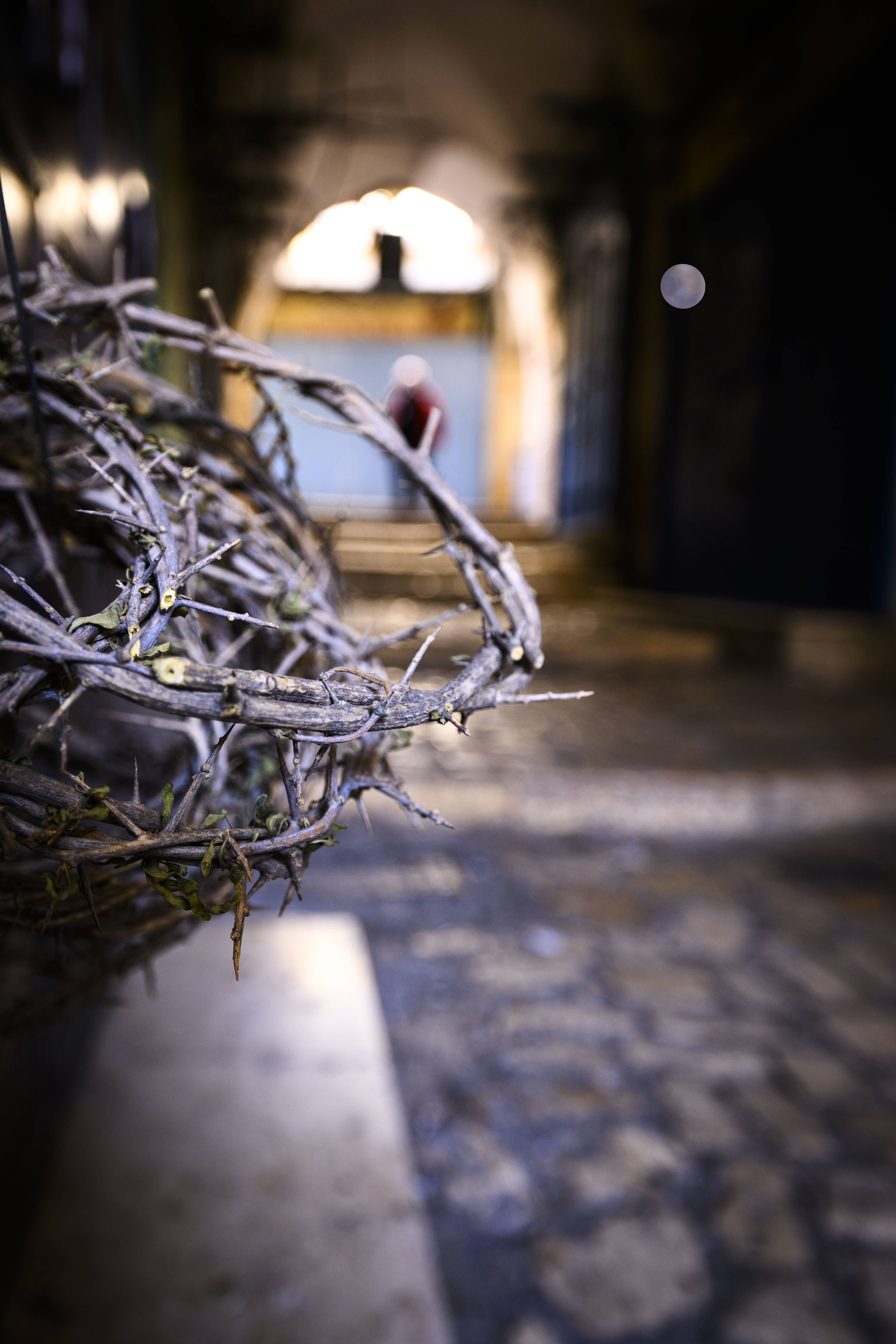 En törnekrona i ett stenvalv.