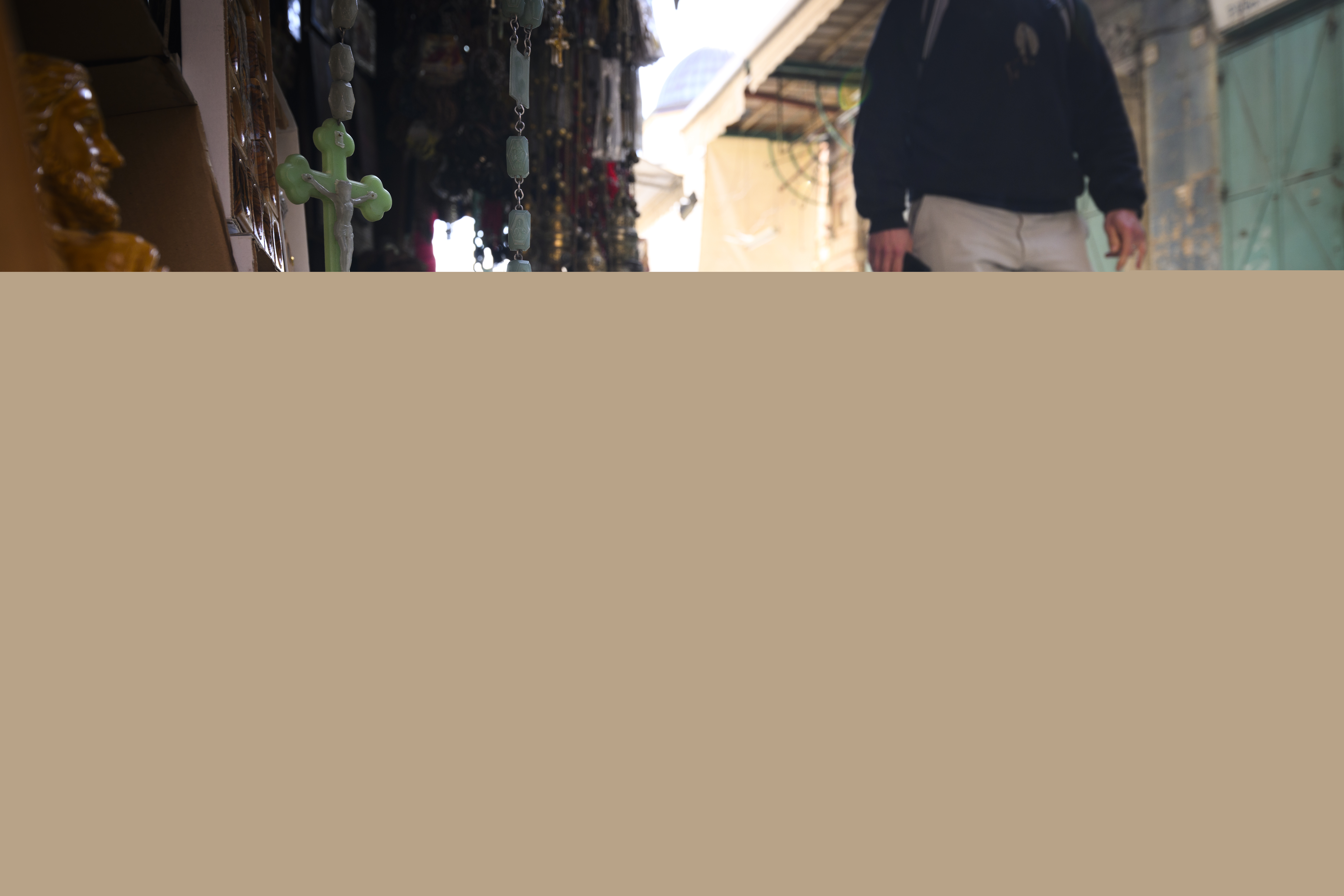 En person går förbi en marknad på gatan.