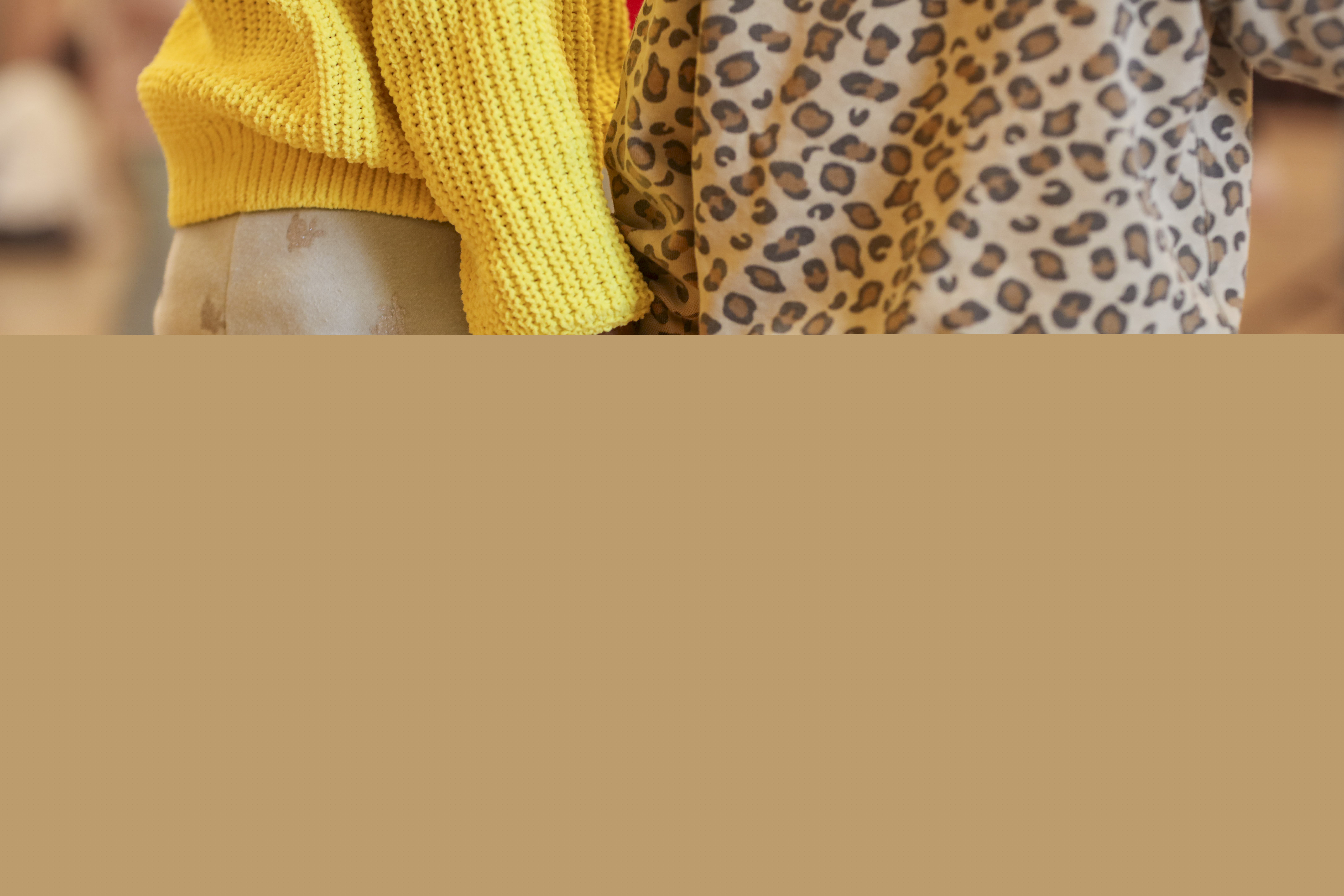 Två barn som håller hand.