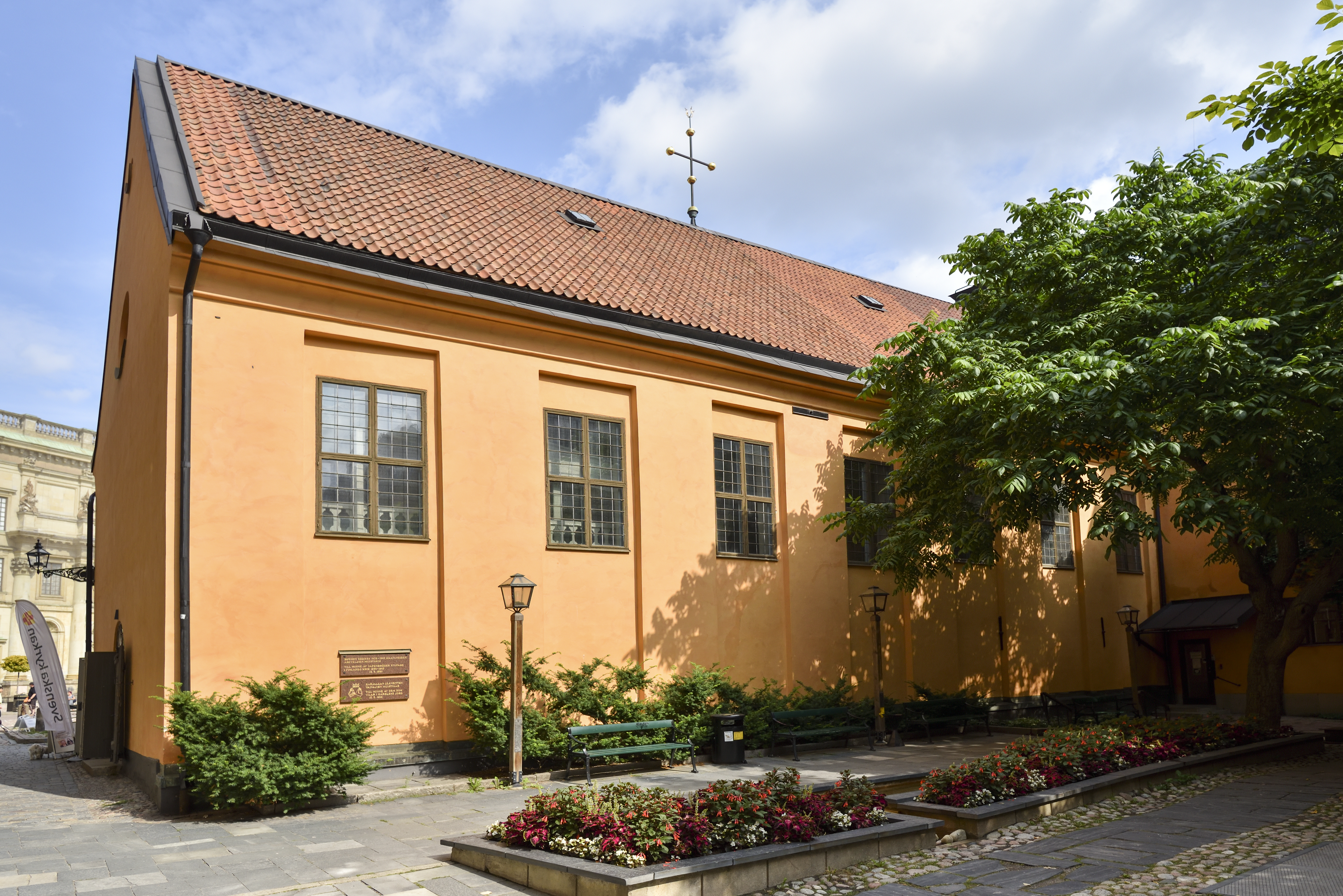 Ett honungsfärgat stenhus med tegeltak.