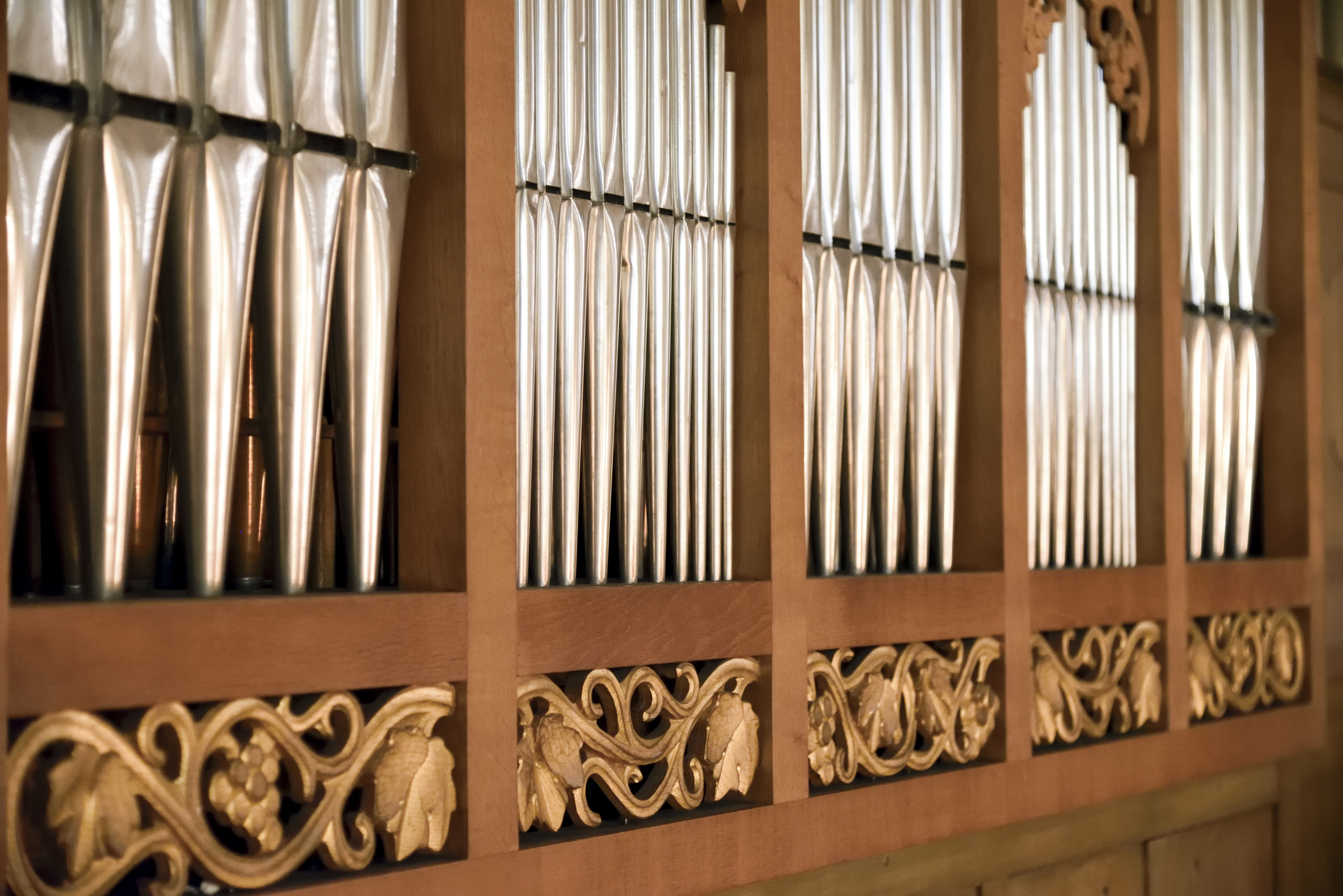 Närbild på orgelpipor.