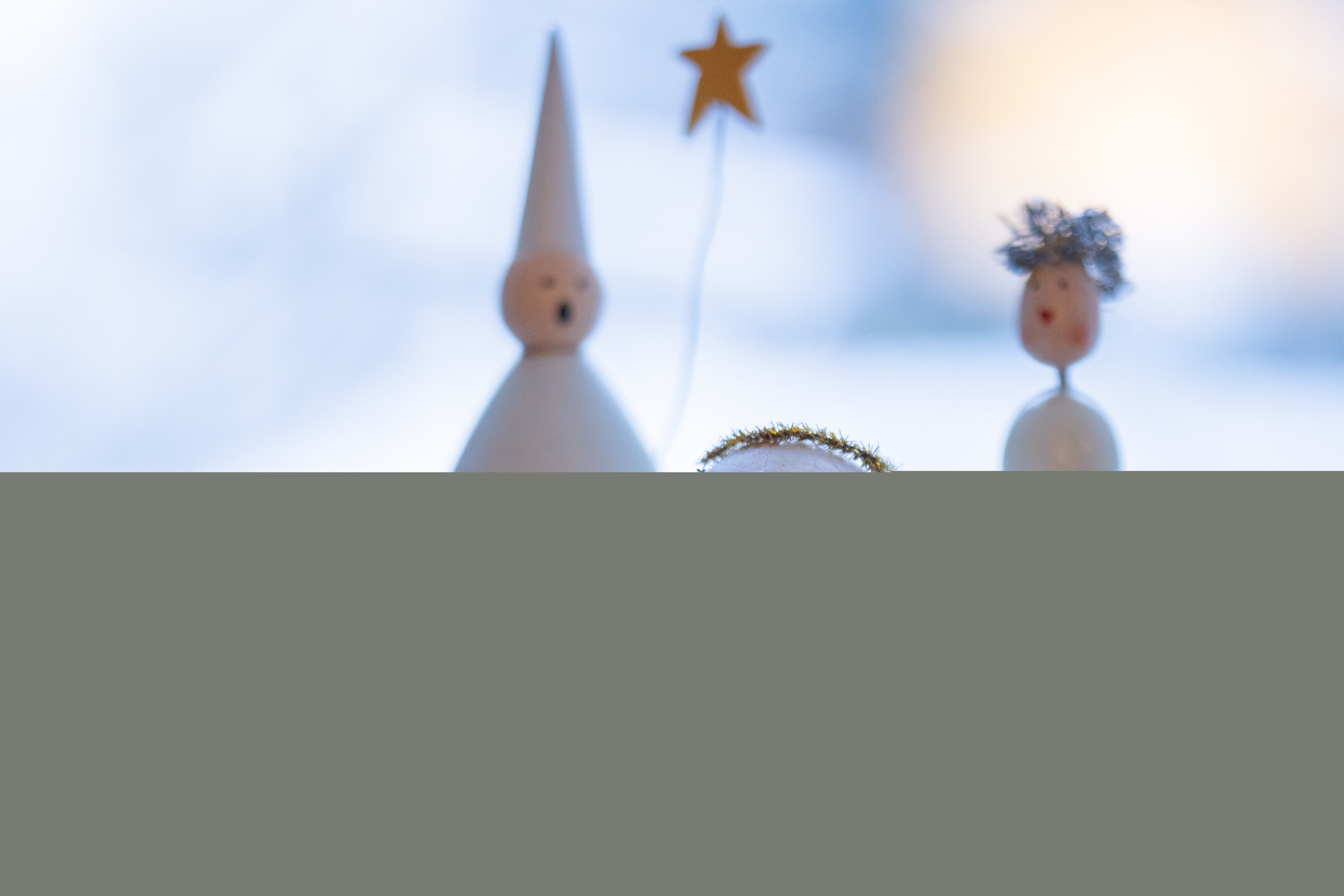 Tre lucia-figurer som någon pysslat ihop.