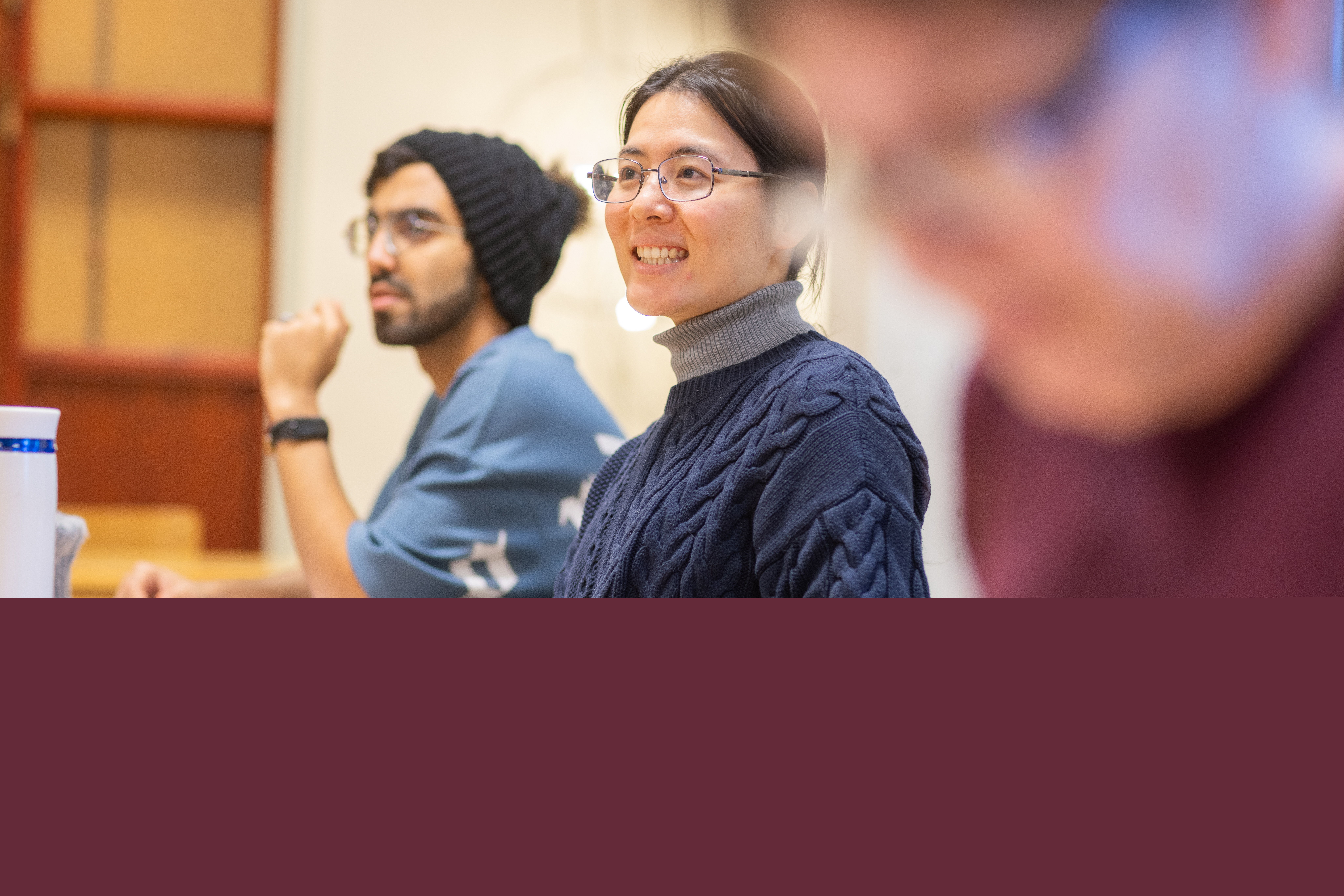 Tre personer sitter vid ett bord.