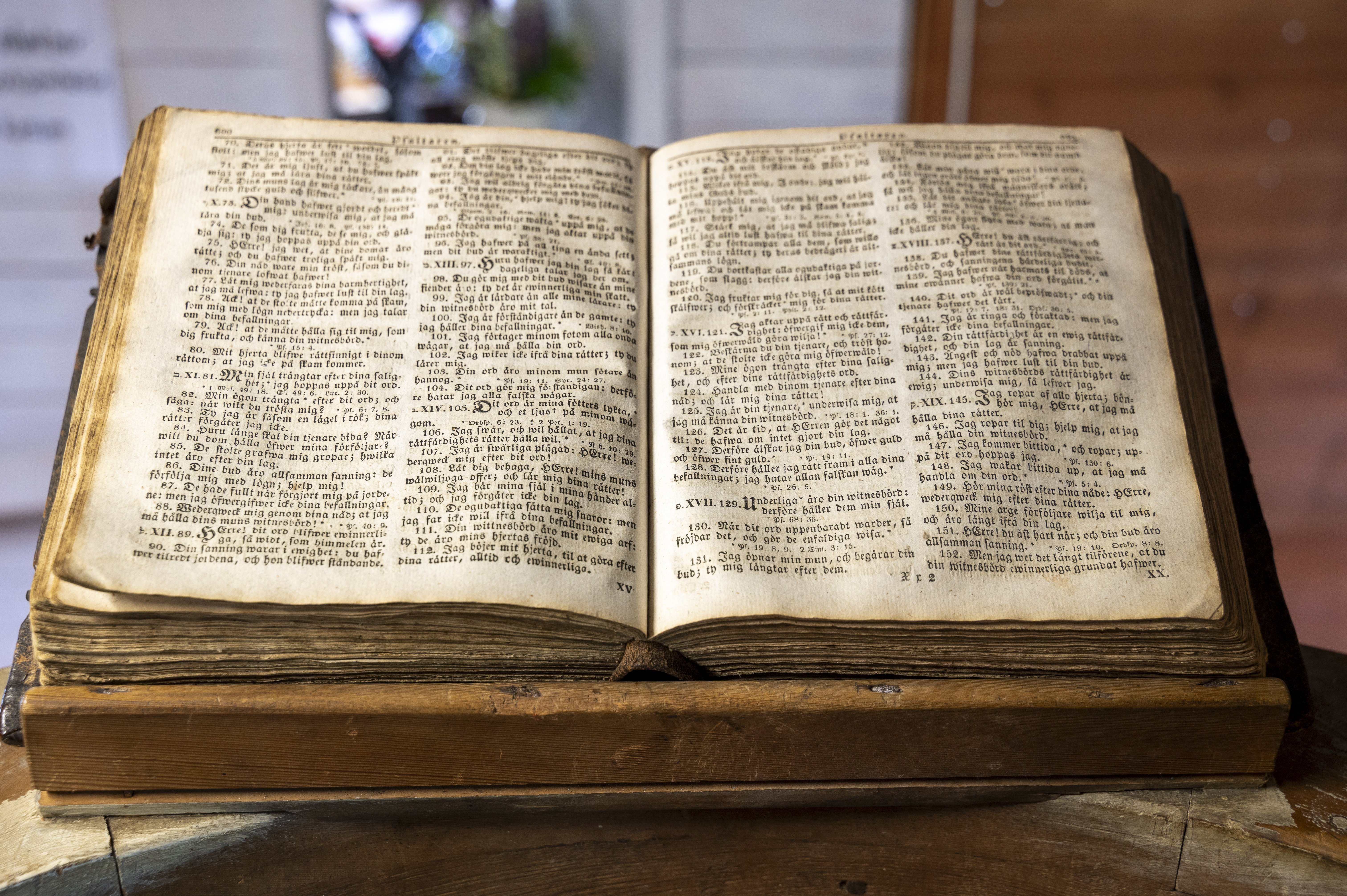 Närbild på en uppslagen gammal bibel.