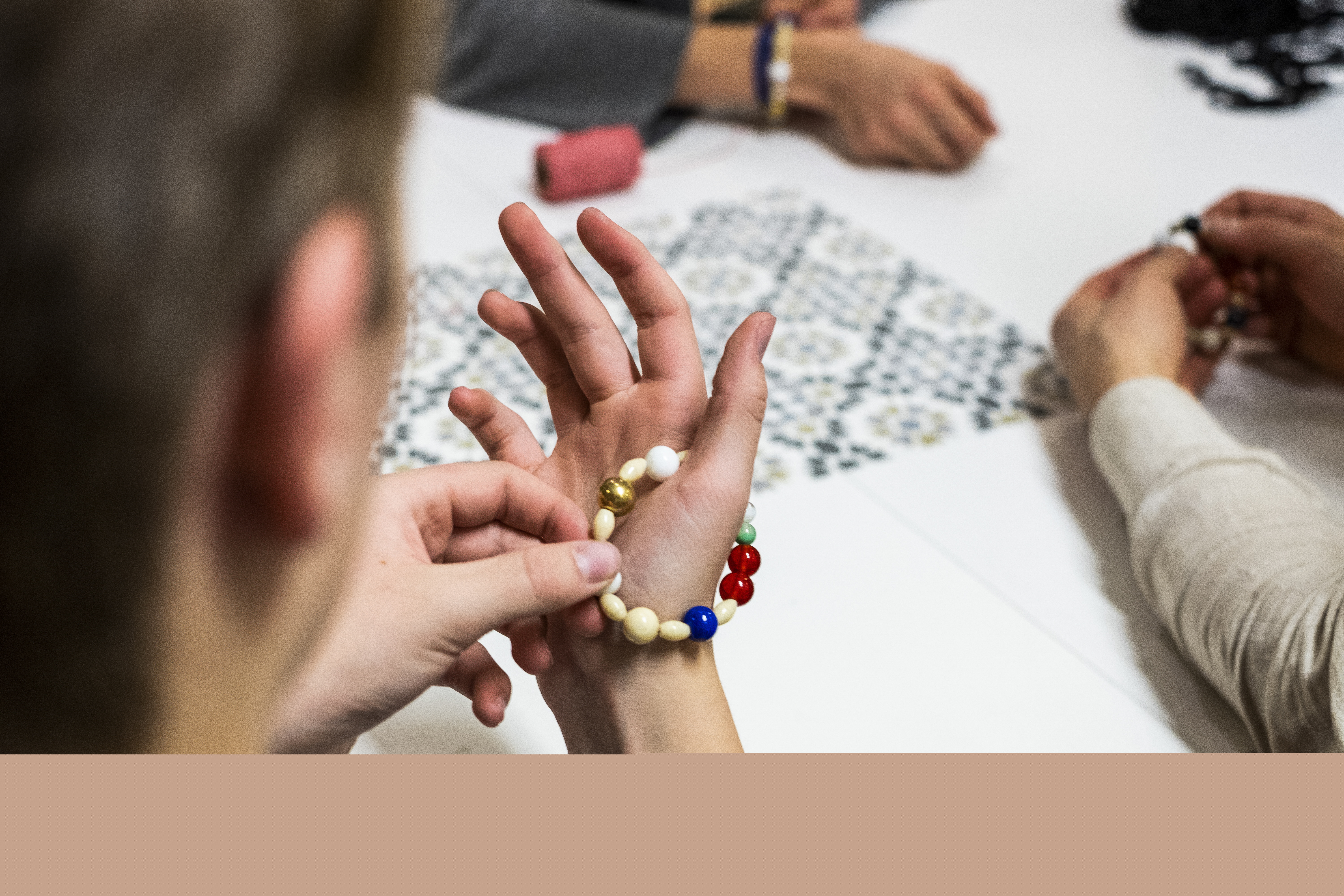 En person sitter med en frälsarkrans runt ena tummen.