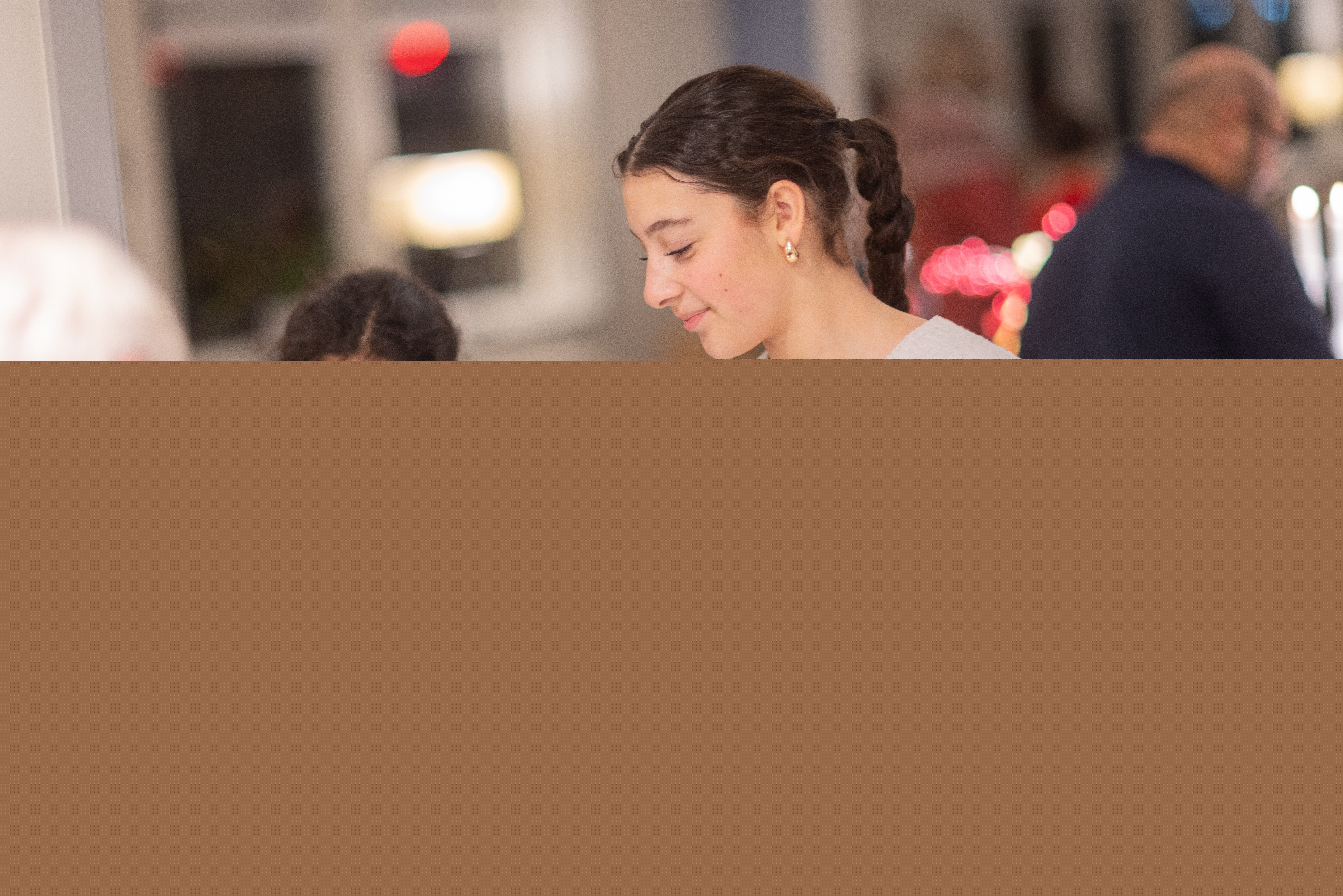 Två tjejer får pannkakor i en matbespisning.