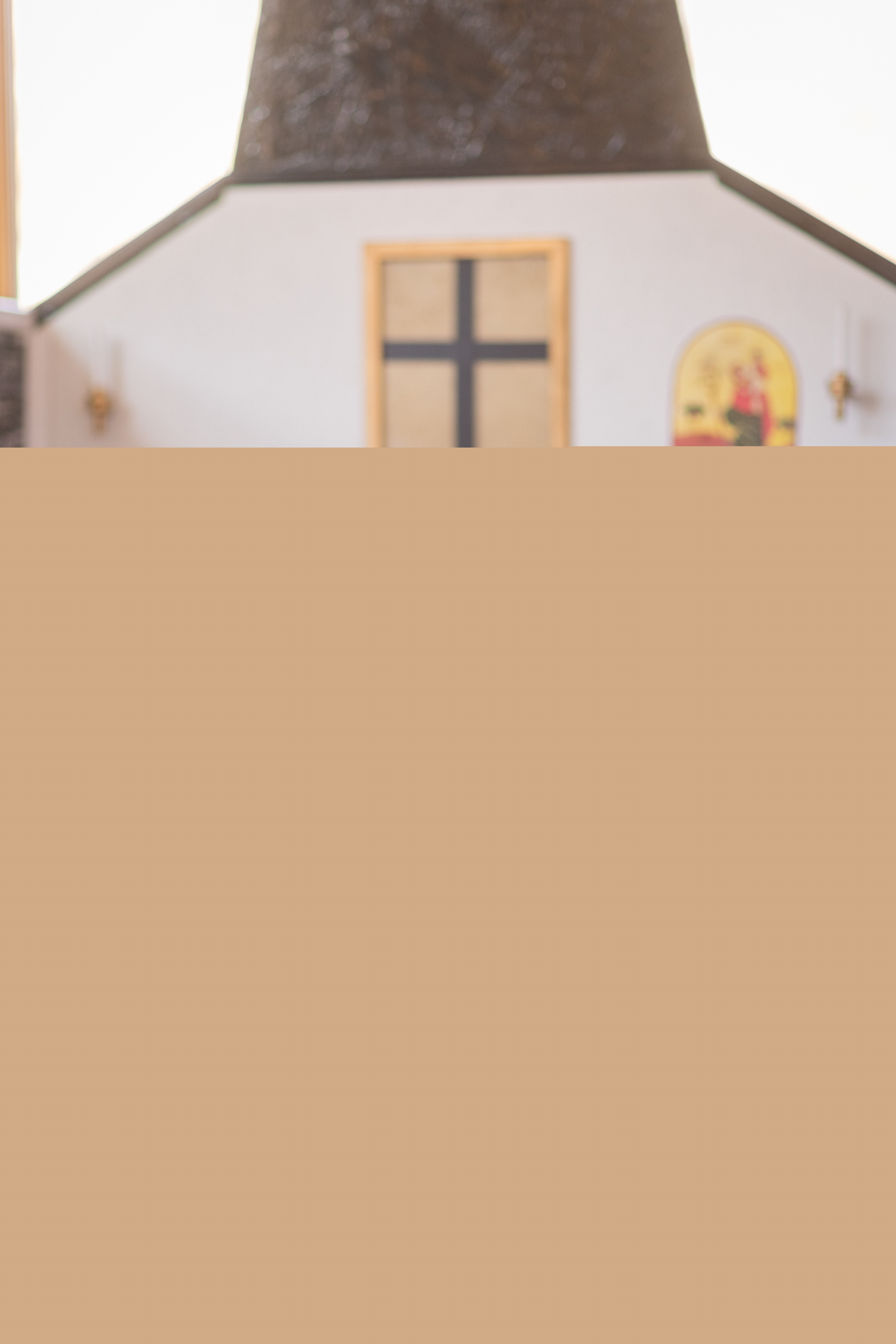 Ett litet barn står inne i en miniatyr-kyrka.